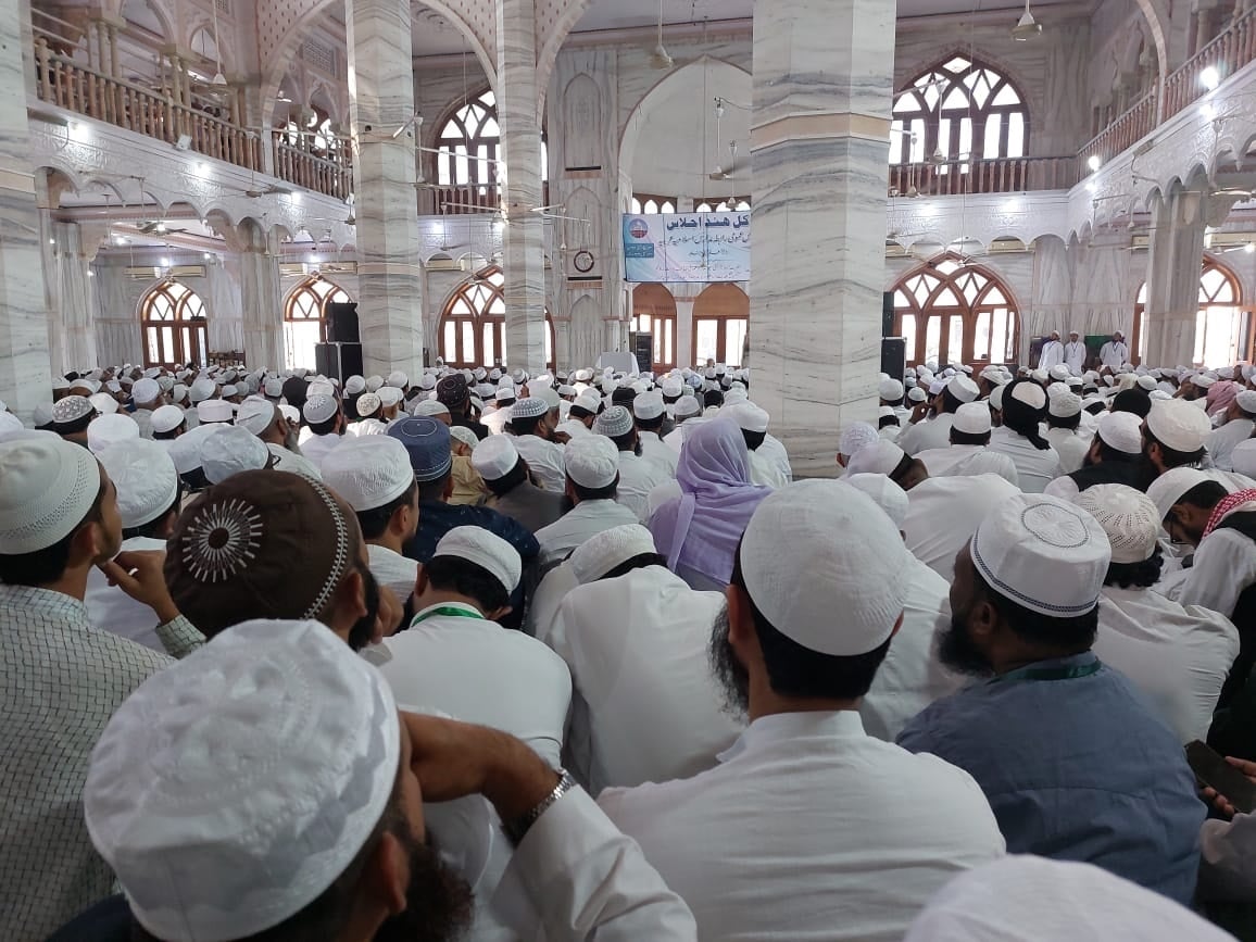 एशिया की प्रसिद्ध मस्जिद रशीदिया के भीतर उलमा के विचार सुनते मदरसा संचालक
