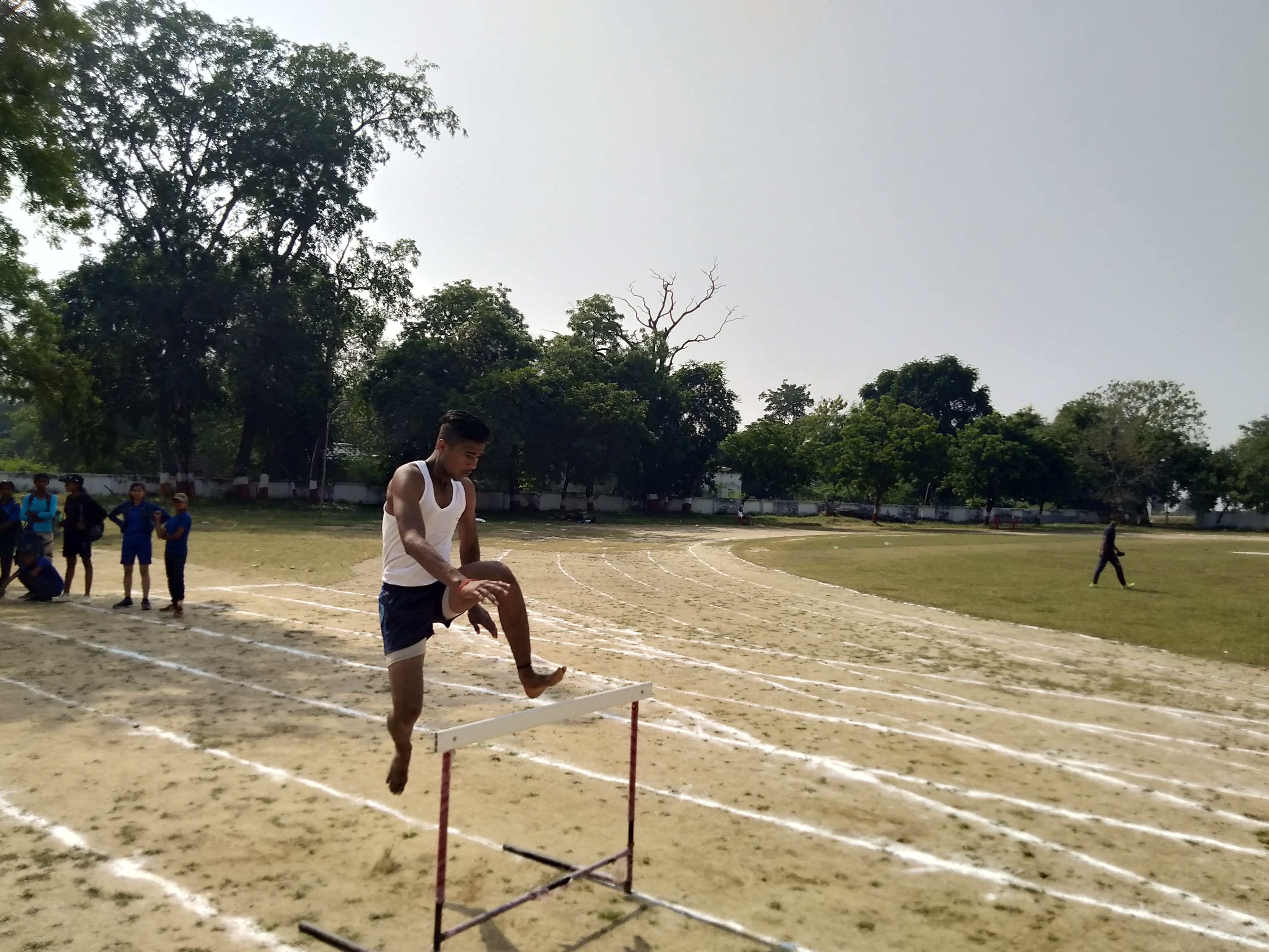 फोटो 29 बीएनडीपी 14- बाधा दौड़ में भाग लेता प्रतिभागी। संवाद फोटो 29 बीएनडीपी 14- बाधा दौड़ में भाग लेता प्रतिभागी। संवाद