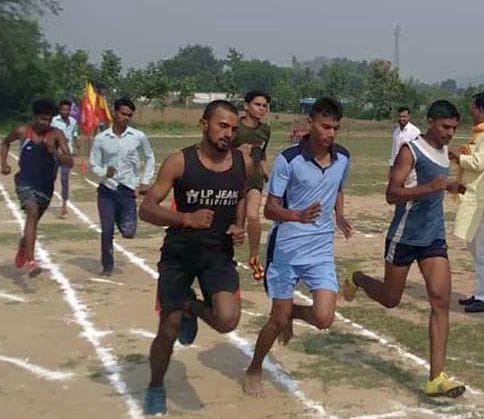 फोटो नंबर-5- क्षेत्रीय खेलकूद प्रतियोगिता में दौड़ में शामिल प्रतिभागी। संवाद फोटो नंबर-5- क्षेत्रीय खेलकूद प्रतियोगिता में दौड़ में शामिल प्रतिभागी। संवाद