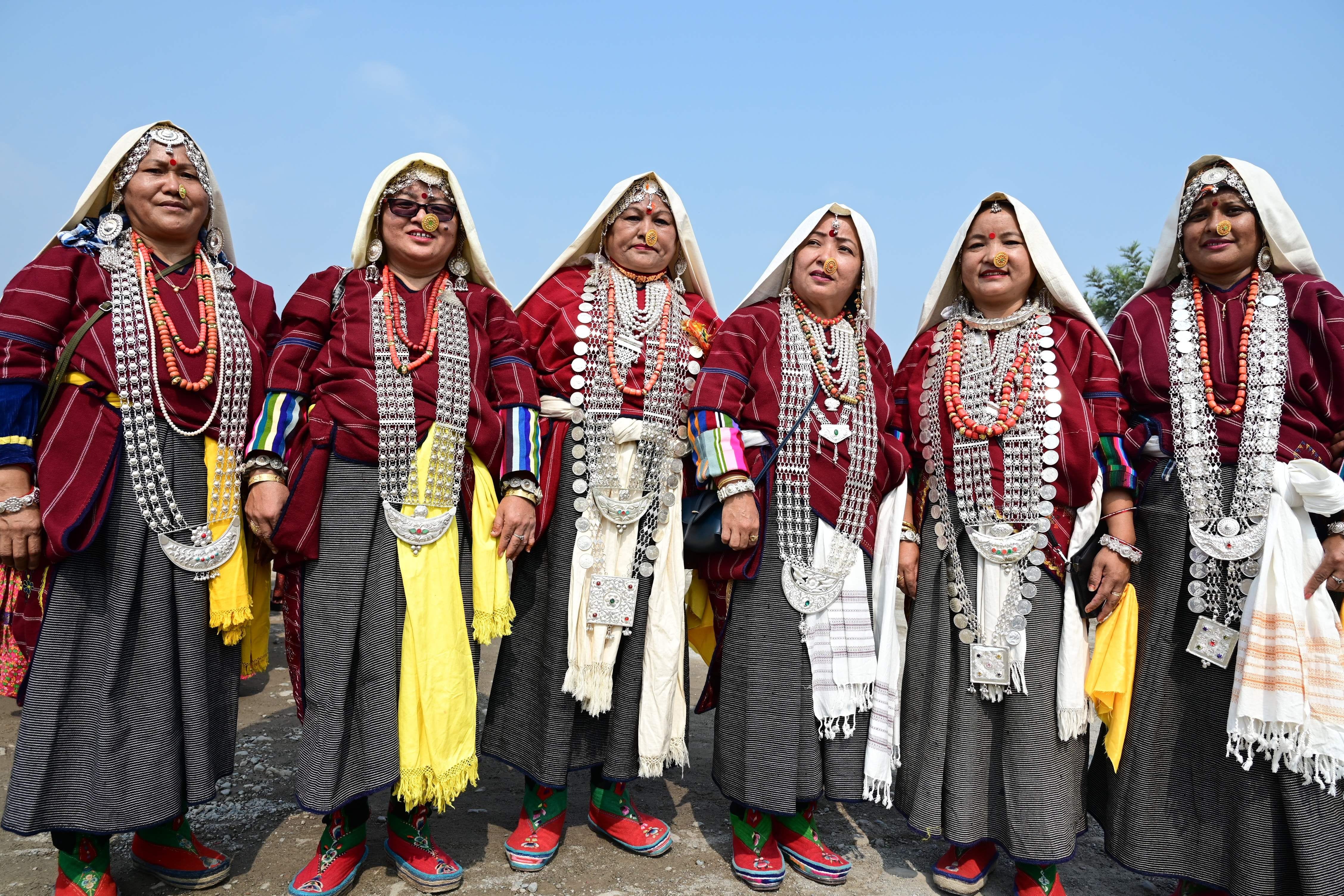 हल्द्वानी एमबी इंटर कॉलेज में आयोजित जोहार महोत्सव 2022 में निकली शोभायात्रा में शामिल रं समाज की म हल्द्वानी एमबी इंटर कॉलेज में आयोजित जोहार महोत्सव 2022 में निकली शोभायात्रा में शामिल रं समाज की म