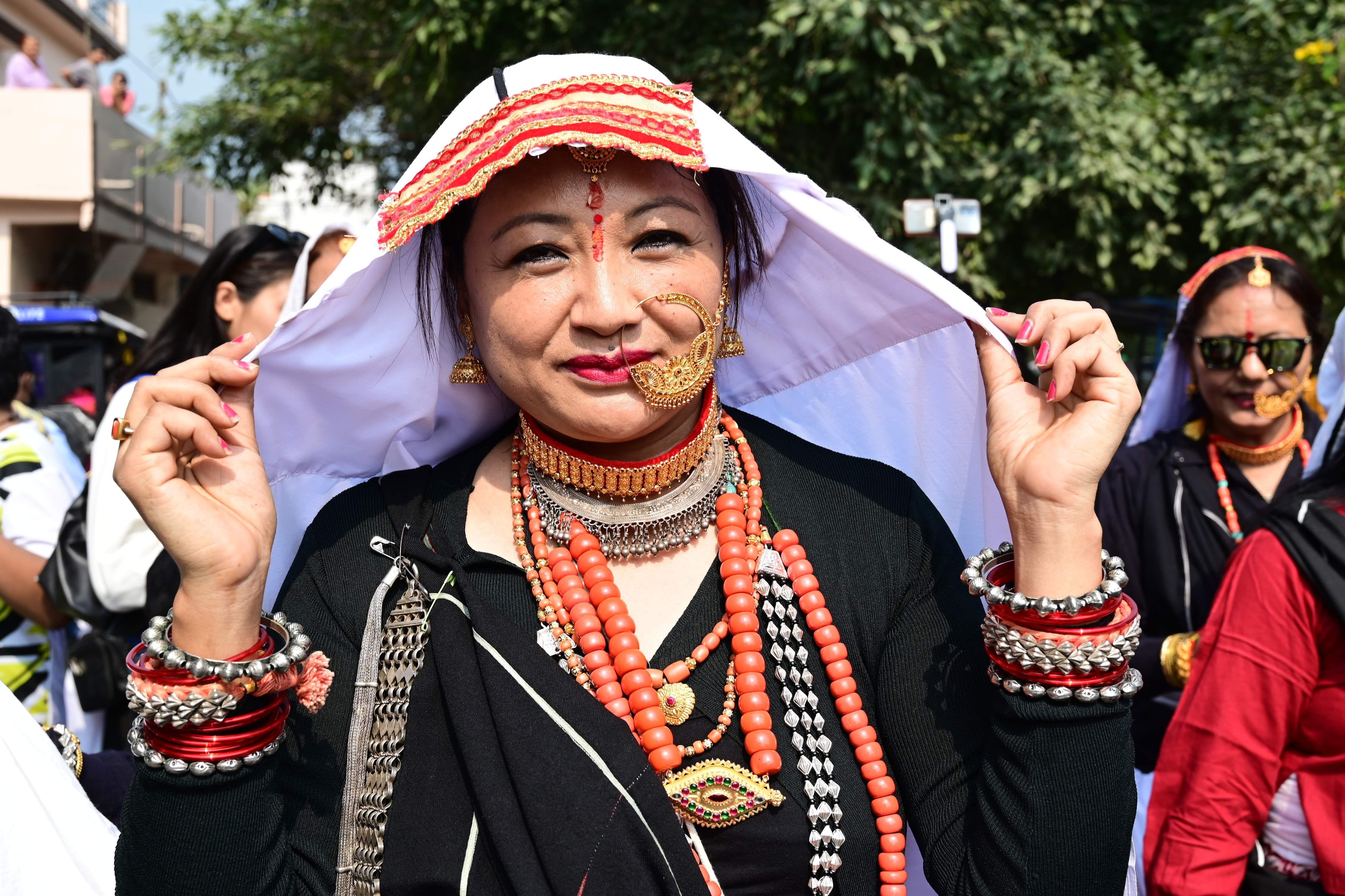 हल्द्वानी एमबी इंटर कॉलेज में आयोजित जोहार महोत्सव 2022 में निकली शोभायात्रा में शामिल शोका महिला? हल्द्वानी एमबी इंटर कॉलेज में आयोजित जोहार महोत्सव 2022 में निकली शोभायात्रा में शामिल शोका महिला?