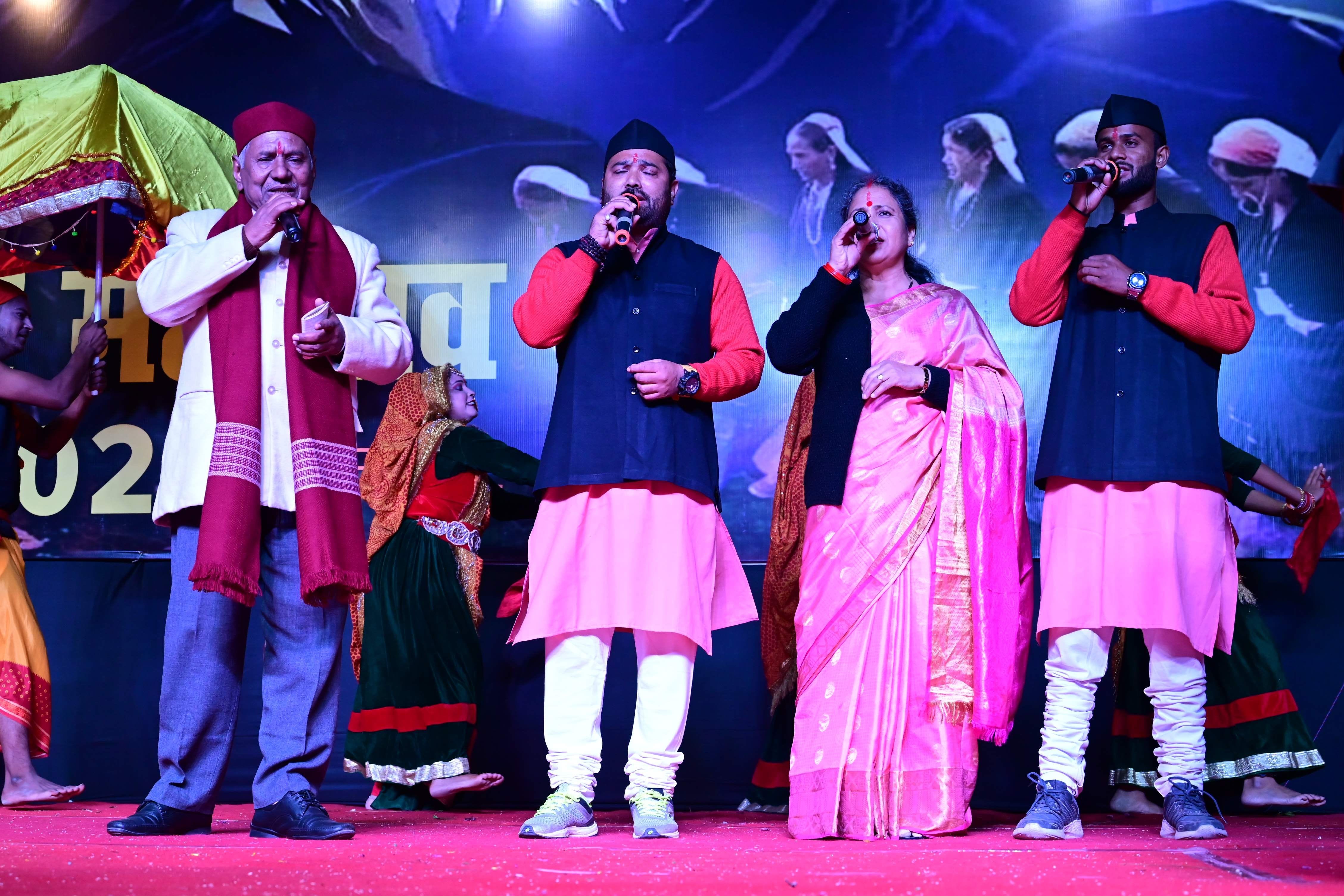 हल्द्वानी में एमबी इंटर कॉलेज मेदान में आयोजित जोहार महोत्सव 2022 में पहुंचे प्रसिद्ध लोक गायक नरे?