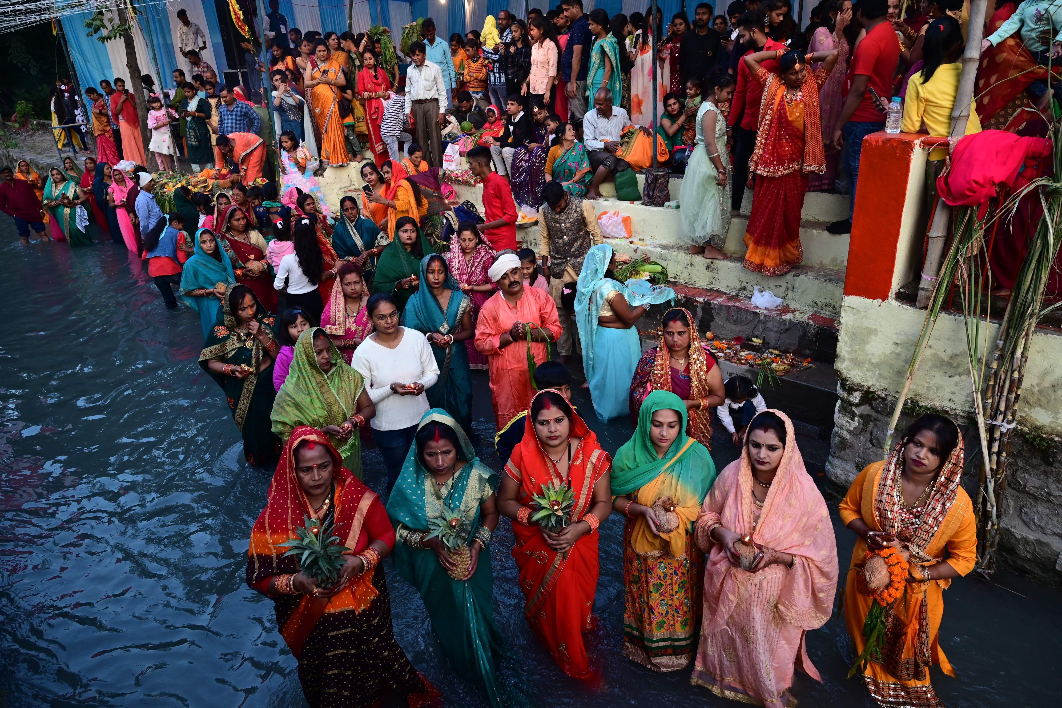 हल्द्वानी सुशीला तिवारी अस्पताल के पास स्थित छठ पूजा स्थल में पर डुबते सूर्य को अर्घ्य देती महिल हल्द्वानी सुशीला तिवारी अस्पताल के पास स्थित छठ पूजा स्थल में पर डुबते सूर्य को अर्घ्य देती महिल