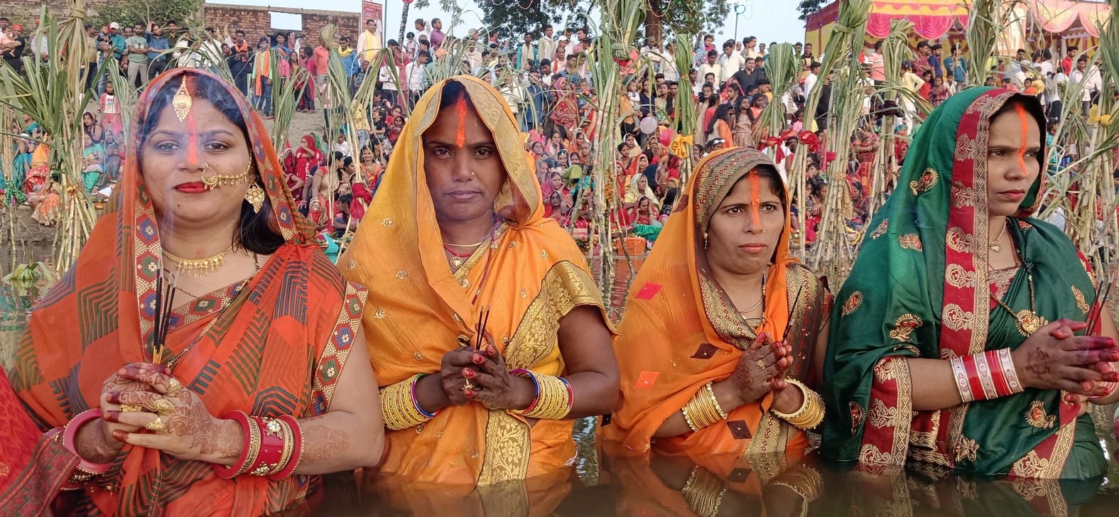 इलिया में सूर्य की उपासना करतीं व्रती महिलाएं। संवाद इलिया में सूर्य की उपासना करतीं व्रती महिलाएं। संवाद