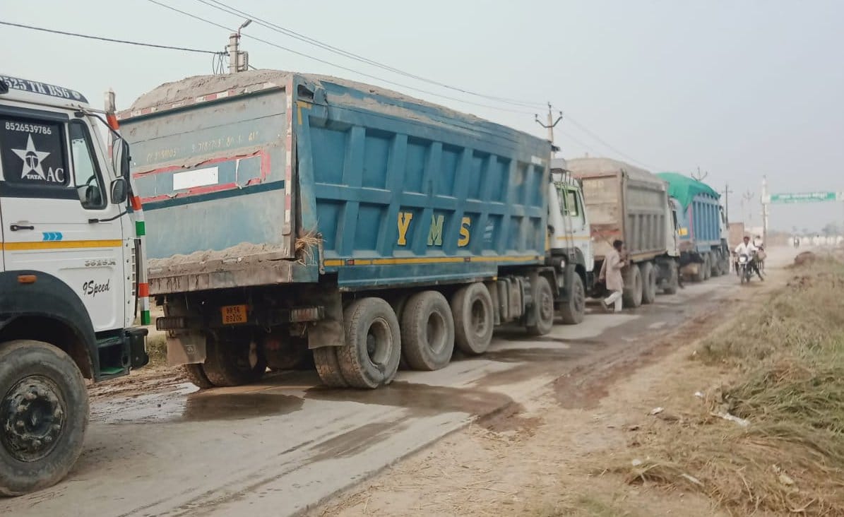 झिंझाना गांव मसूरा में ग्रामीणों द्वारा रोके गए रेत से भरे डंफर। झिंझाना गांव मसूरा में ग्रामीणों द्वारा रोके गए रेत से भरे डंफर।