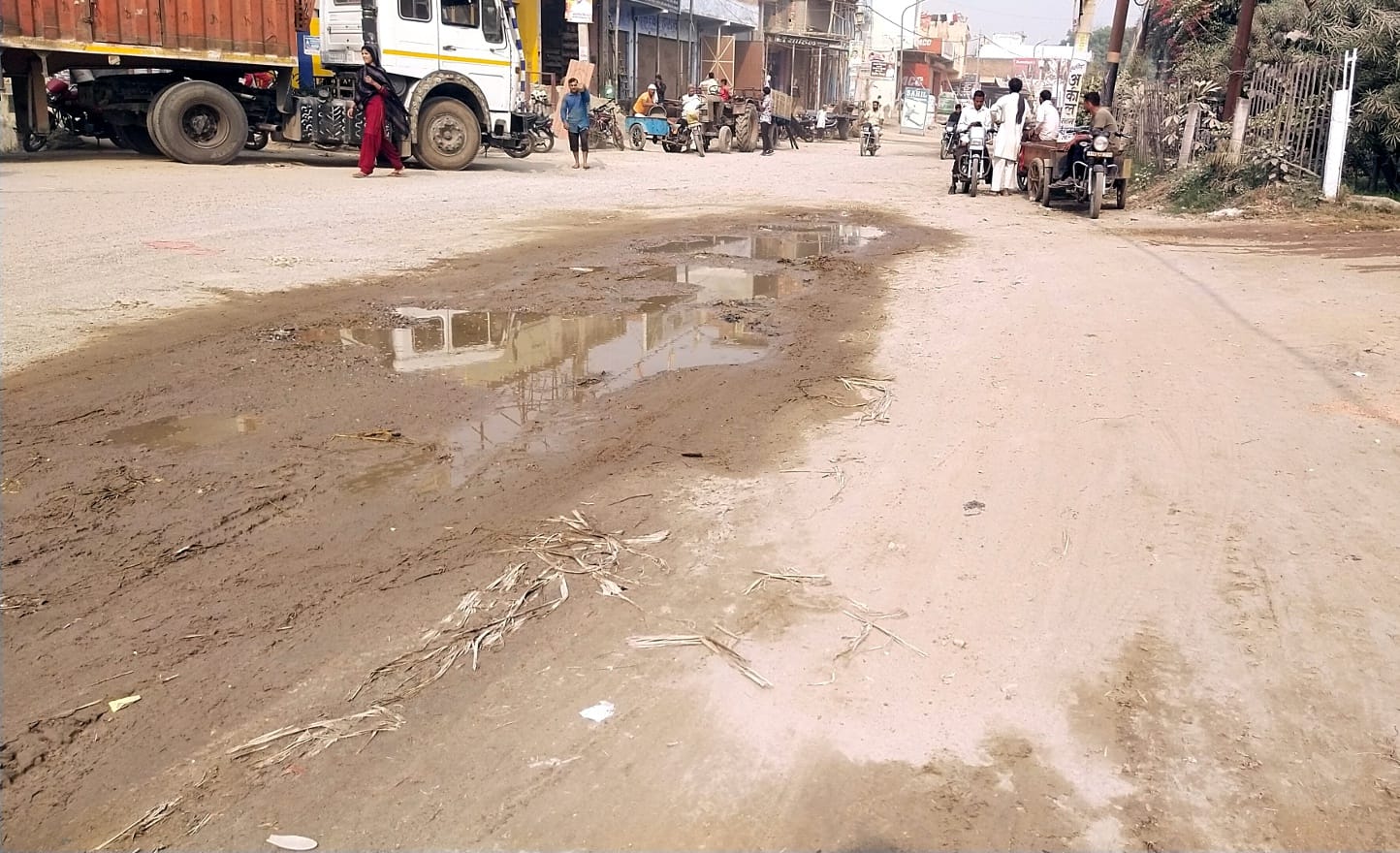 झिंझाना में गाड़ी वाला चौराहे से थाना भवन मार्ग पर सड़क में गड्ढे। झिंझाना में गाड़ी वाला चौराहे से थाना भवन मार्ग पर सड़क में गड्ढे।