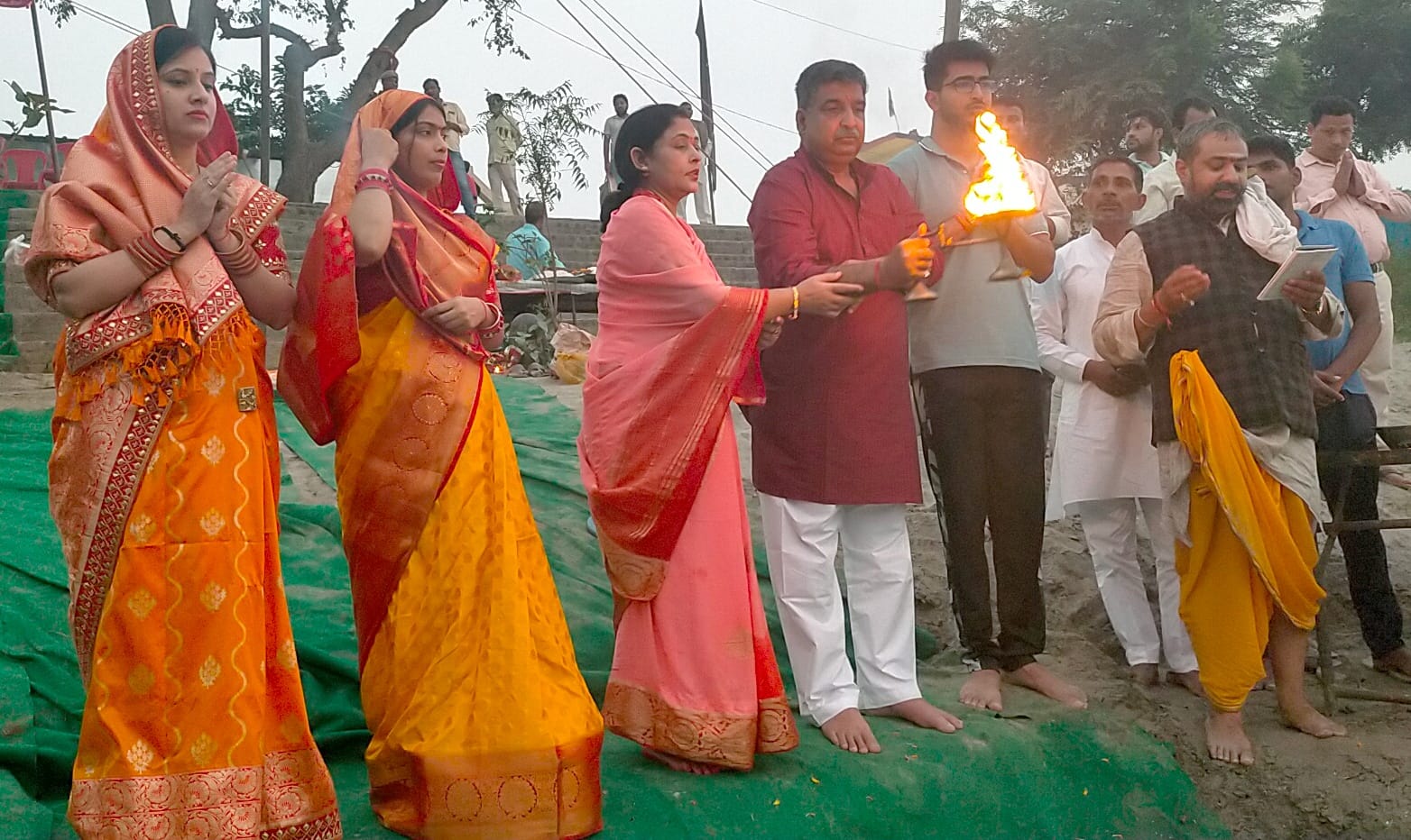 कैराना में छठ पूजा पर यमुना मैय्या की आरती करते सीडीओ शंभूनाथ तिवारी व उनके परिवार के सदस्य।