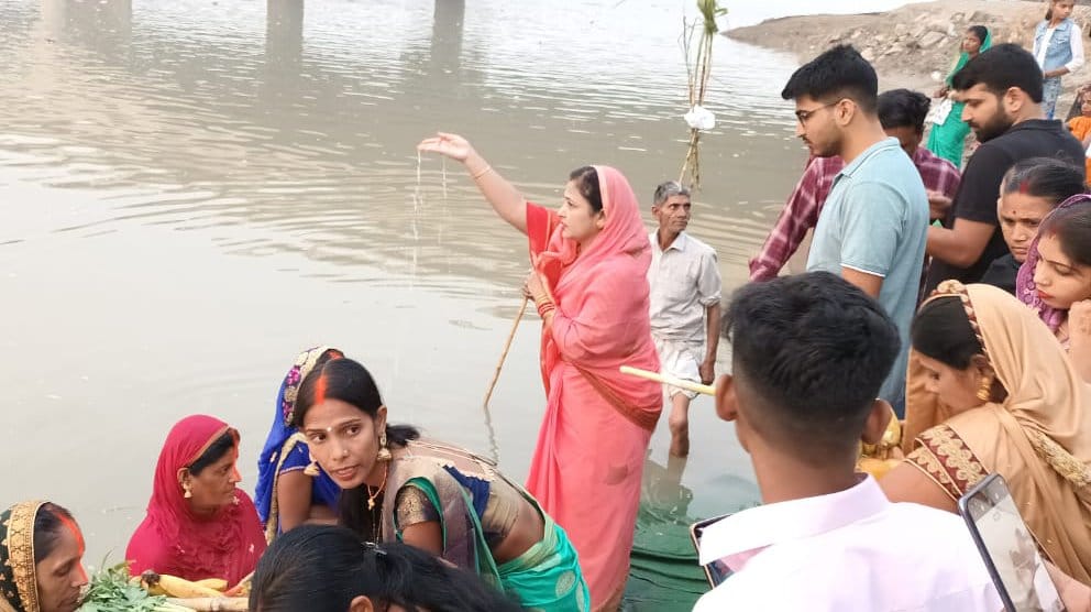 कैराना में छठ पूजा पर यमुना नदी में डूबते सूर्य को अर्घ्य अपर्ण करती महिलाएं।