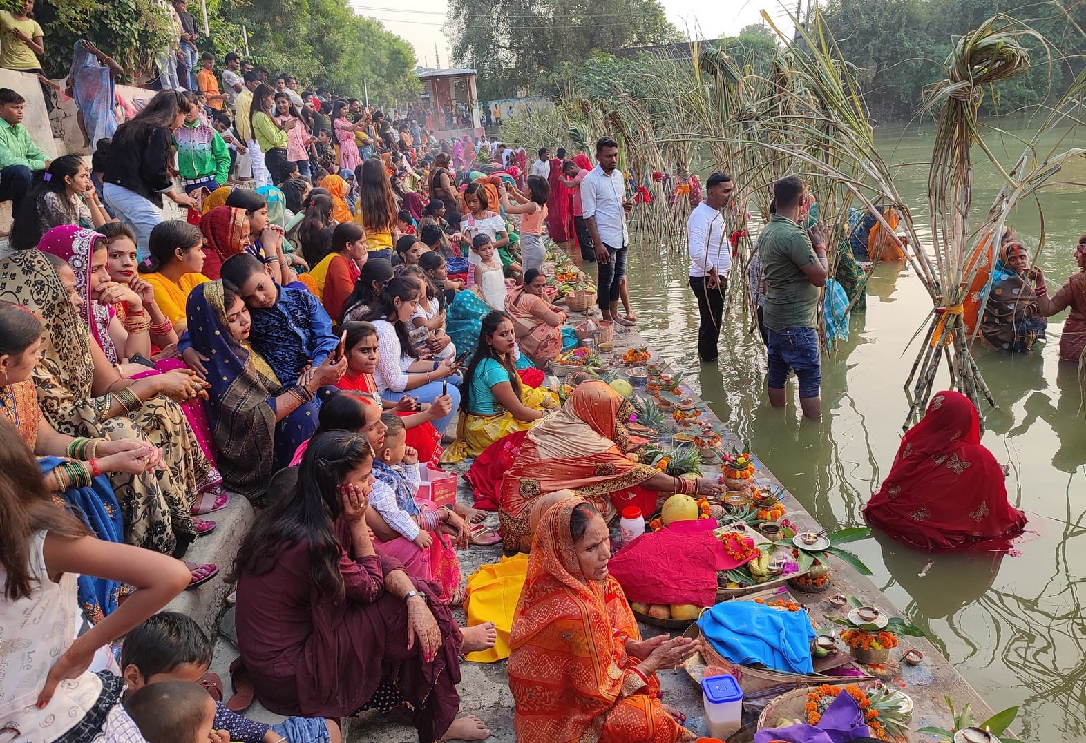 कंदवा के अमड़ा में छठ पूजा करती महिलाएं। संवाद कंदवा के अमड़ा में छठ पूजा करती महिलाएं। संवाद