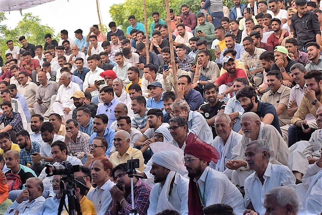  केयू के ओपन एयर थियेटर में किट-बिट प्रतियोगिता का आनंद लेते दर्शक।  संवाद