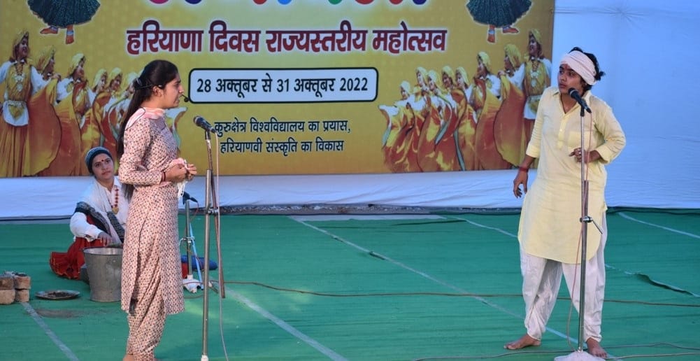  केयू के ओपन एयर थियेटर में किट-बिट प्रतियोगिता में हिस्सा लेतीं छात्राएं।  संवाद