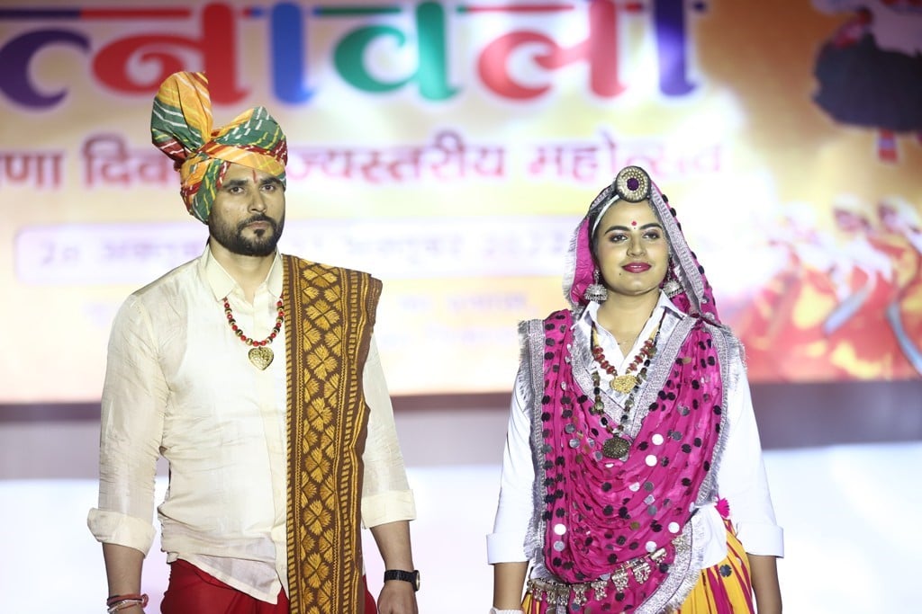  लोक परिधान का प्रदर्शन करते युवा कलाकार।  संवाद