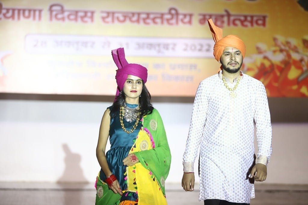 लोक परिधान प्रतियोगिता में हिस्सा लेते प्रतिभागी।