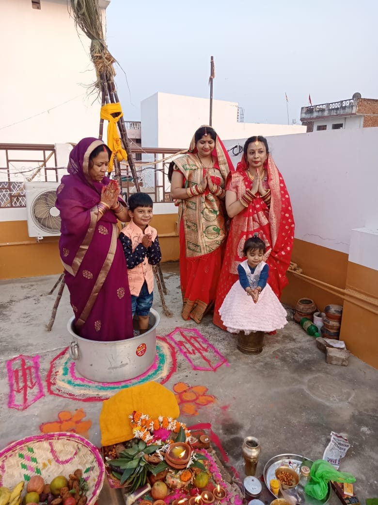 मुहम्मदाबाद में अपने घर के छत के ऊपर छठ पूजन करती महिलाएं।संवाद मुहम्मदाबाद में अपने घर के छत के ऊपर छठ पूजन करती महिलाएं।संवाद