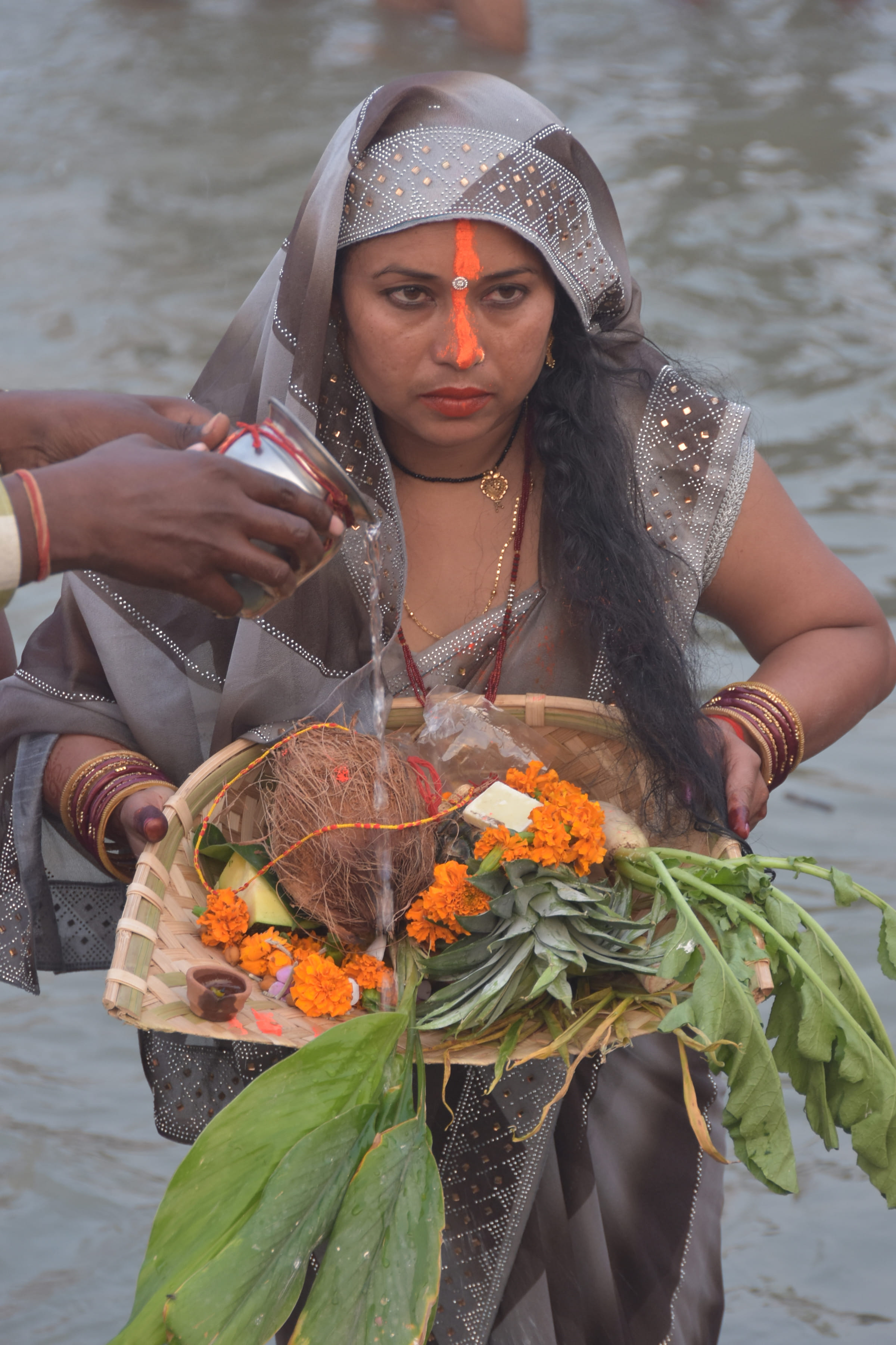 मानकमऊ स्थित बड़ी नहर घाट पर छठ पूजा करती महिला