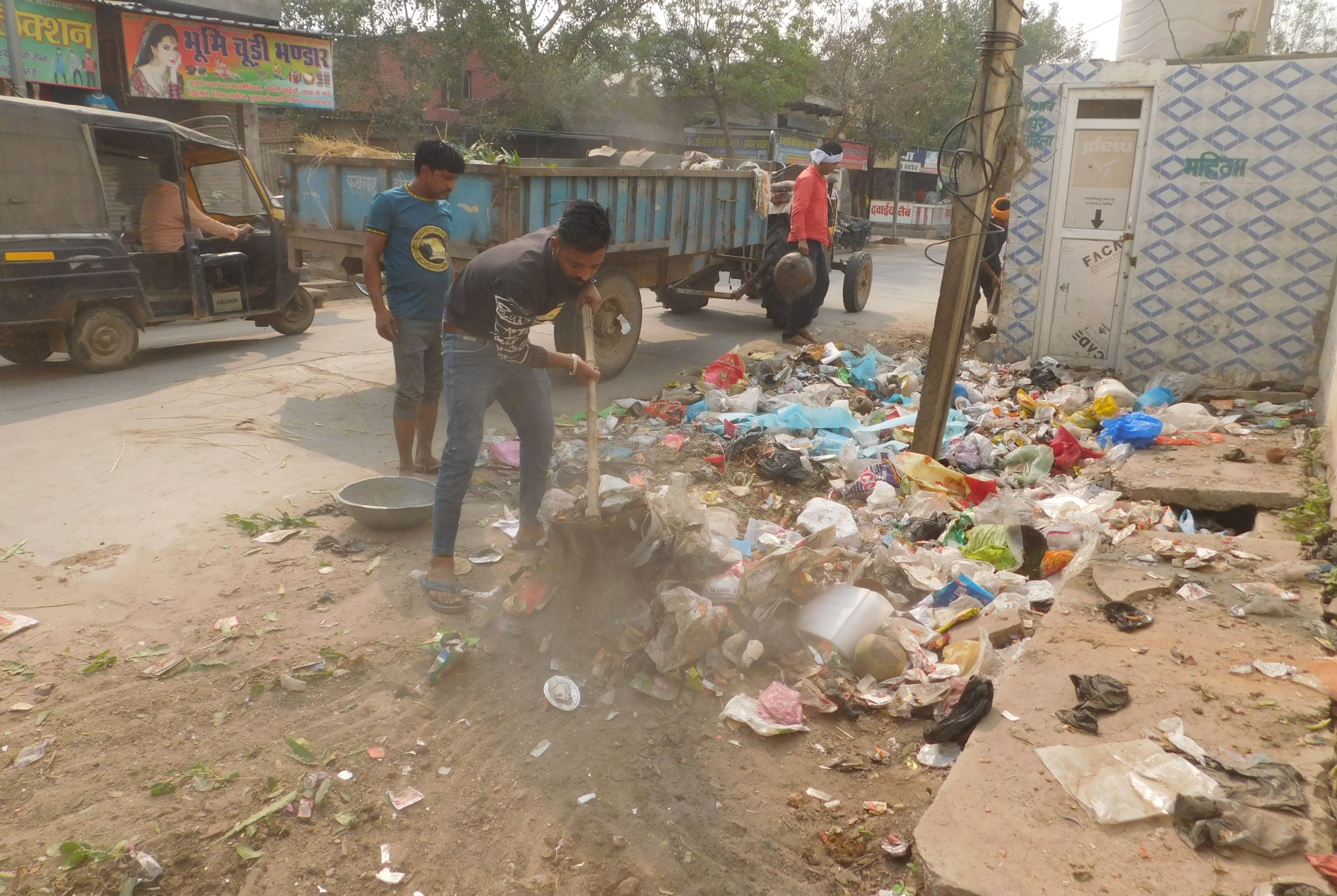   मातृ-शिशु अस्पताल के समीप बने डंपिंग प्वाइंट से कचरा उठाती नगर परिषद टीम।