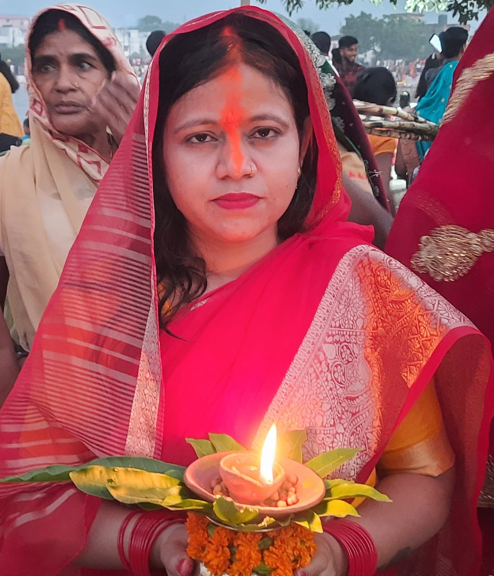 पीडीडीयू नगर में पूजा के बाद कलश लेकर जाती व्रती महिला। संवाद पीडीडीयू नगर में पूजा के बाद कलश लेकर जाती व्रती महिला। संवाद