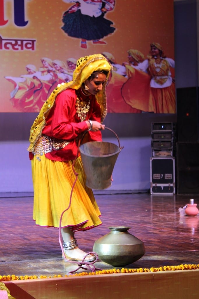  प्रतियोगिता में हिस्सा लेती युवती।  संवाद