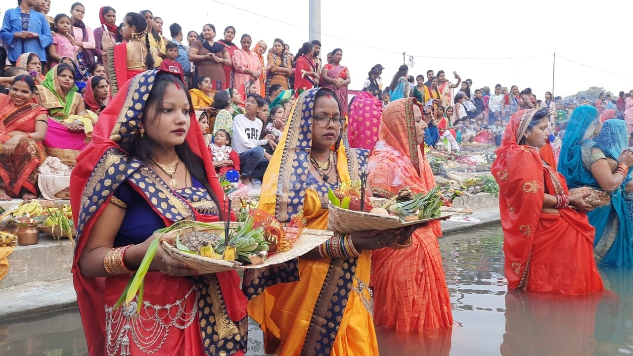 पांवधोई नदी घाट पर डूबते सूर्य को अर्घ्य देती श्रद्घालु महिलाएं।
