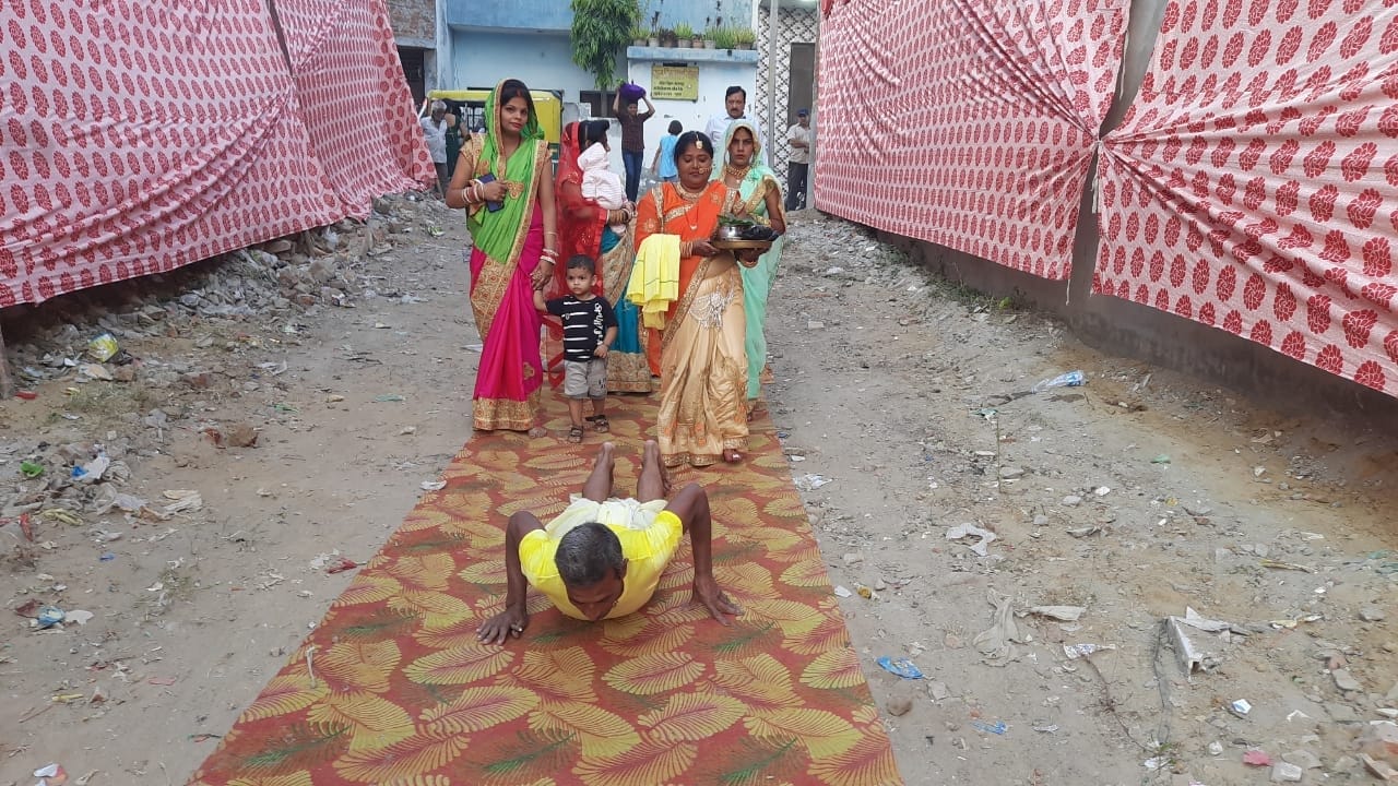 पांवधोई नदी घाट पर पूजा अर्चना को जाते श्रद्घालु ।