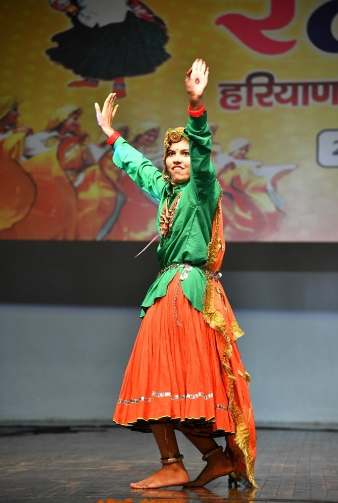 सोलो डांस की प्रस्तुति देती प्रतिभागी।  संवाद