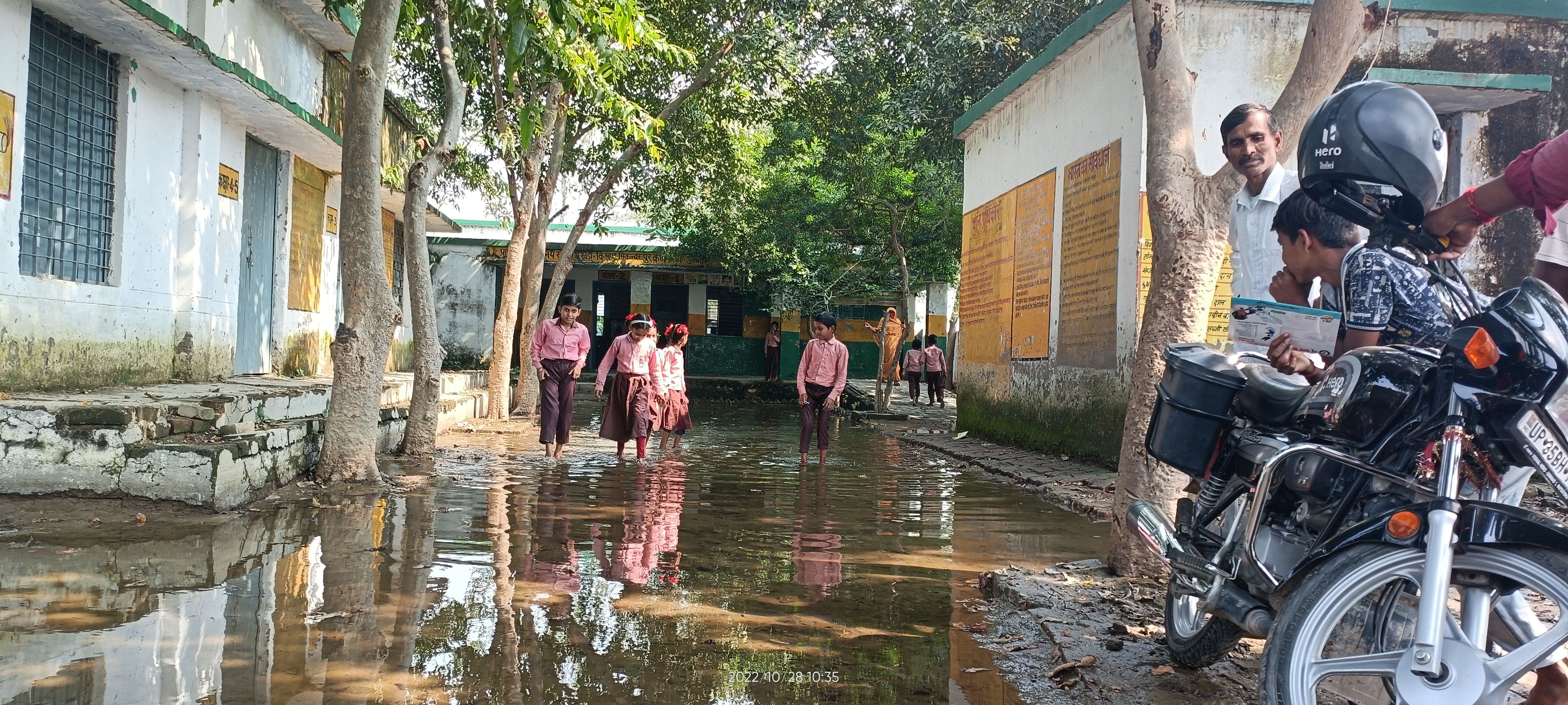 सिटी ड्रेन नाला चोक होने से रघुनाथ खेडा प्राथमिक विद्यालय में हुआ जलभराव। संवाद