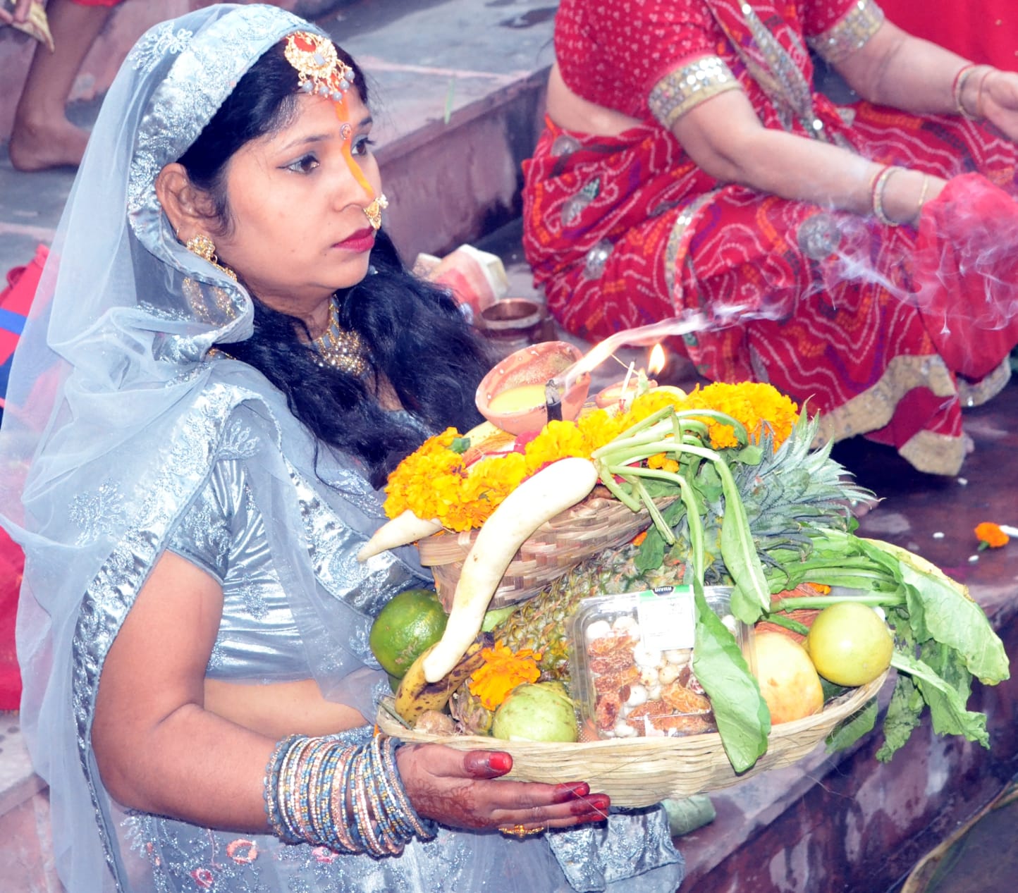 शामली हनुमान धाम पर छठ  पूजा के दोरान  सूर्य भगवान की उपासना करती महिला