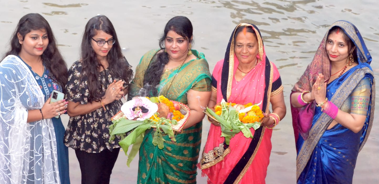 शामली हनुमान धाम पर छठ  पूजा के दोरान  सूर्य भगवान की उपासना करती महिलाएं