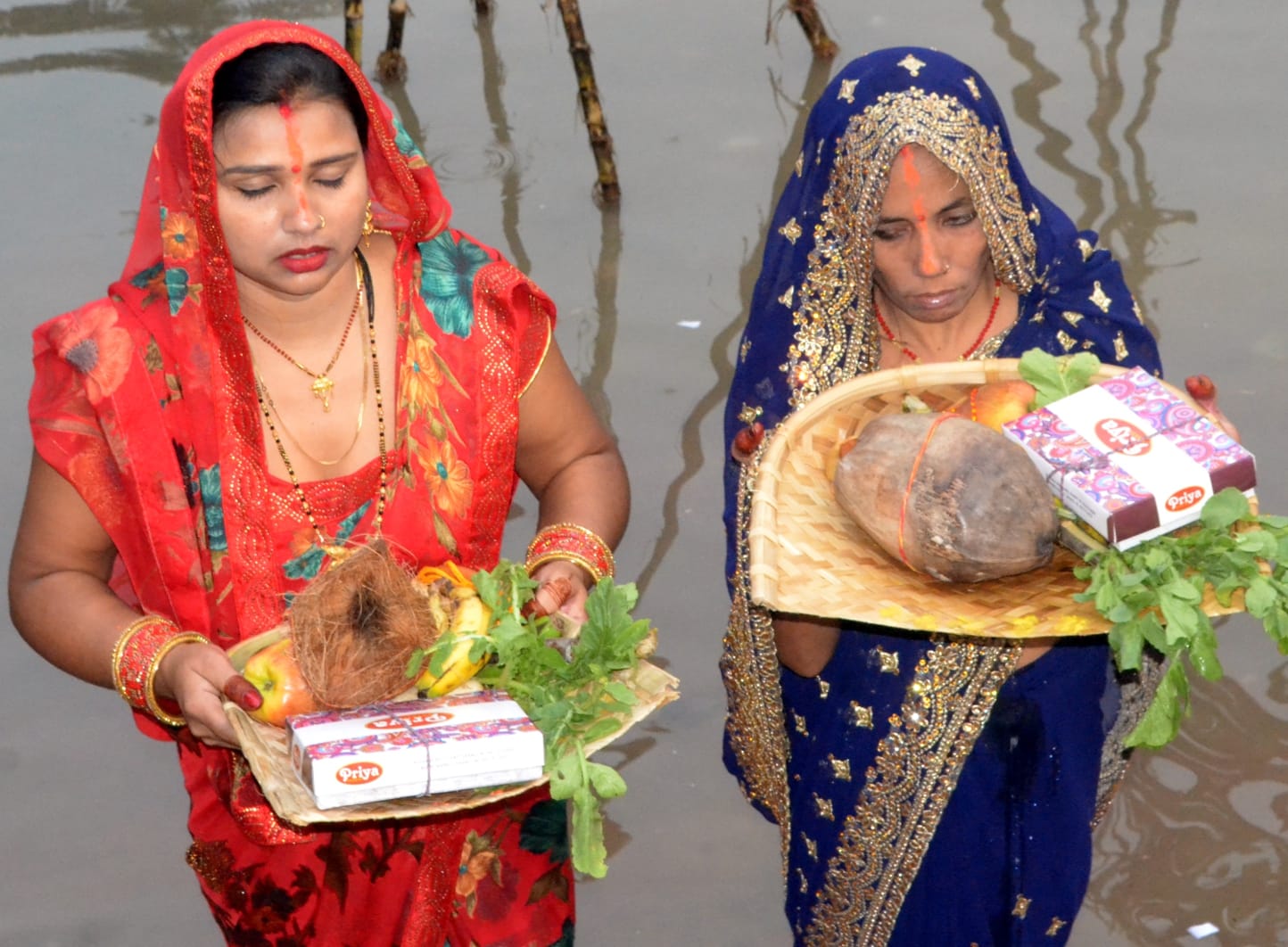 शामली हनुमान धाम पर छठ  पूजा के दोरान  सूर्य भगवान की उपासना करती महिलाएं