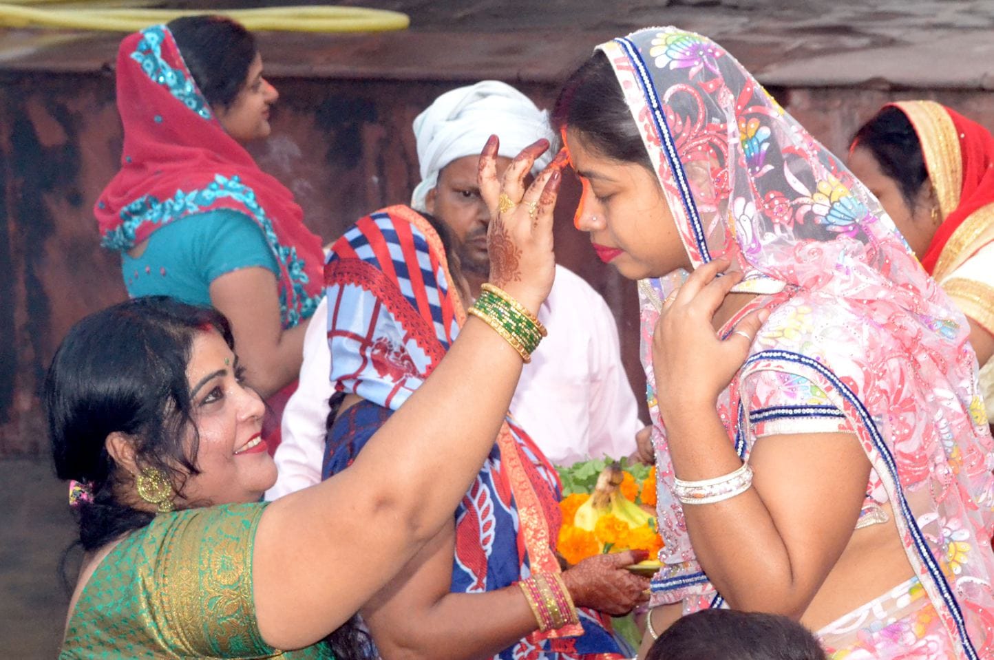 शामली हनुमान धाम पर छठ  पूजा के दोरान   सिंदूर लगाती महिला