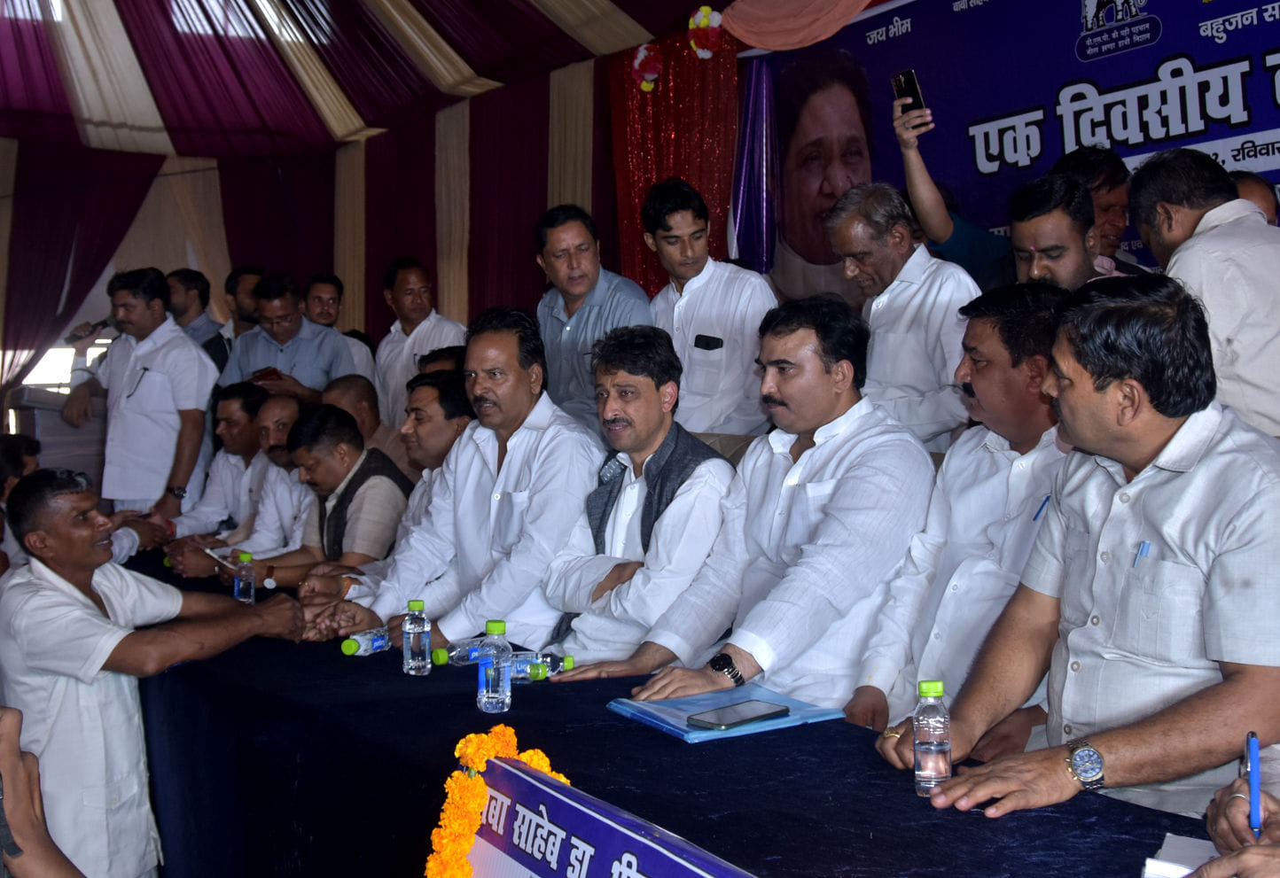 दाबकी रोड स्थित एक सभागार में बसपा के एक दिवसीय कार्यकर्ता सम्मेलन में भाग लेते शमशुद्दीन राईन व दाबकी रोड स्थित एक सभागार में बसपा के एक दिवसीय कार्यकर्ता सम्मेलन में भाग लेते शमशुद्दीन राईन व
