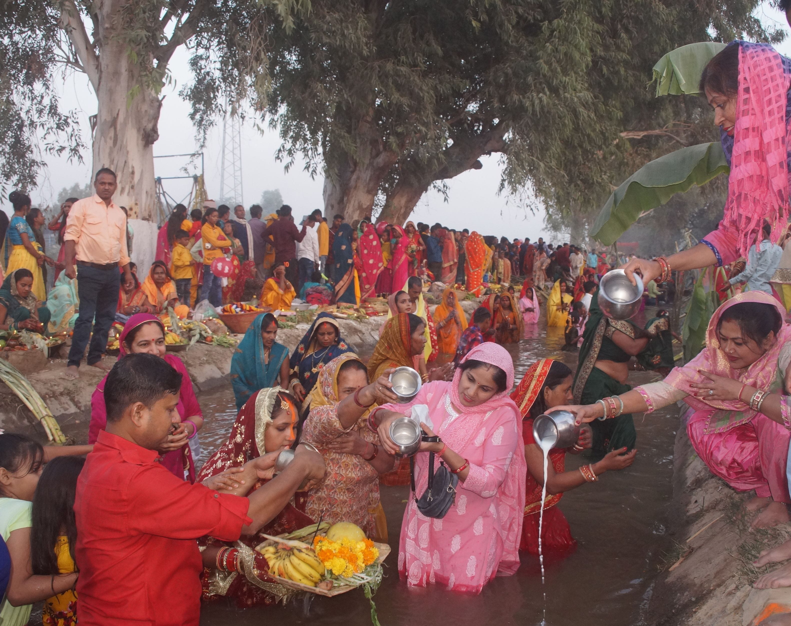 दिल्ली पुल स्थित नहर पर बने घाट पर अस्त होते सूर्य को अर्घ्य देते श्रद्धालु। संवाद दिल्ली पुल स्थित नहर पर बने घाट पर अस्त होते सूर्य को अर्घ्य देते श्रद्धालु। संवाद