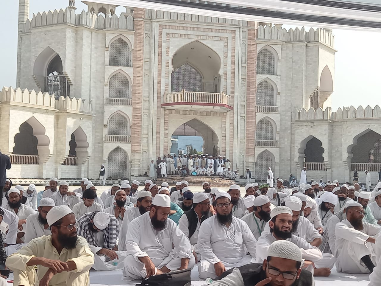 देवबंद की मस्जिद रशीदिया में उपस्थित मदरसा संचालक देवबंद की मस्जिद रशीदिया में उपस्थित मदरसा संचालक