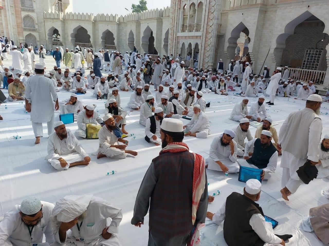 देवबंद में कुलहिंद राब्ता-ए-मदारिस इस्लामिया के राष्ट्रीय सम्मेलन के दौरान मस्जिद रशीदिया के पर
