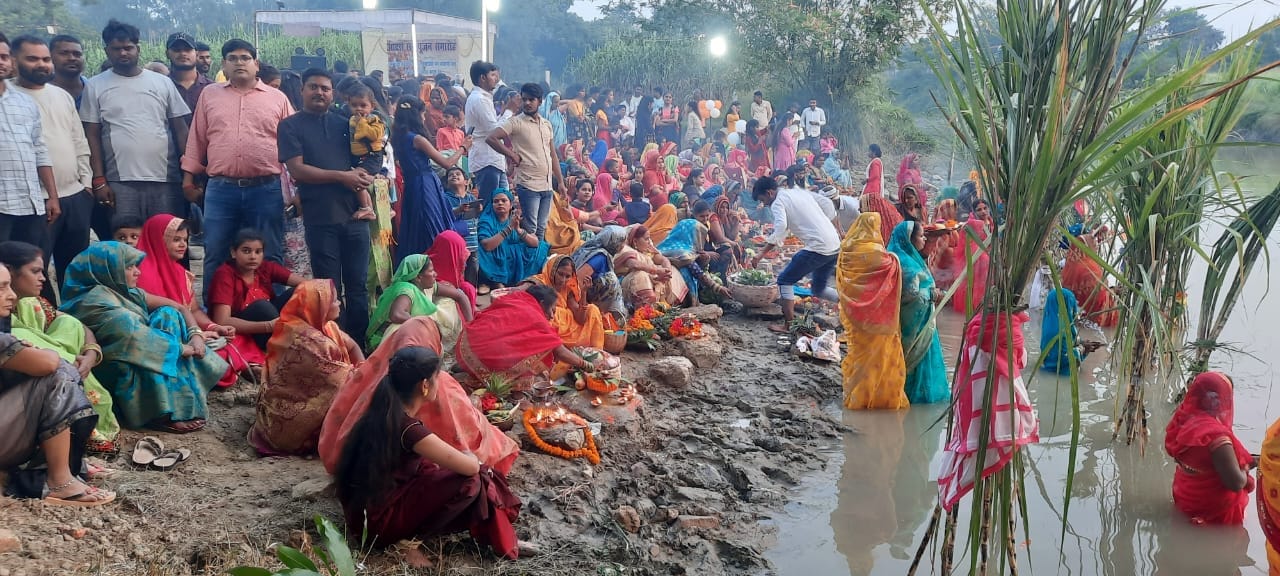 देवकली मे गांगी नदी में डाला छठ पर डूबते सूर्य को अर्घ देते हुए श्रद्धालु।संवाद देवकली मे गांगी नदी में डाला छठ पर डूबते सूर्य को अर्घ देते हुए श्रद्धालु।संवाद