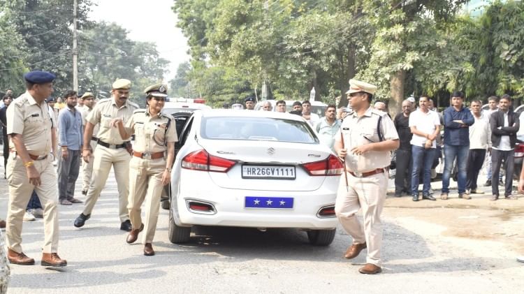 कातिल हसीना: दसवीं पास नीतू ने बनाया था पति की हत्या का खौफनाक प्लान, मोबाइल में चैट और तस्वीरें... आरोपियों की गिरफ्तारी के लिए प्रदर्शन कर रहें परिजनों से मिलने पहुंची आईपीएस कला रामचंद्र