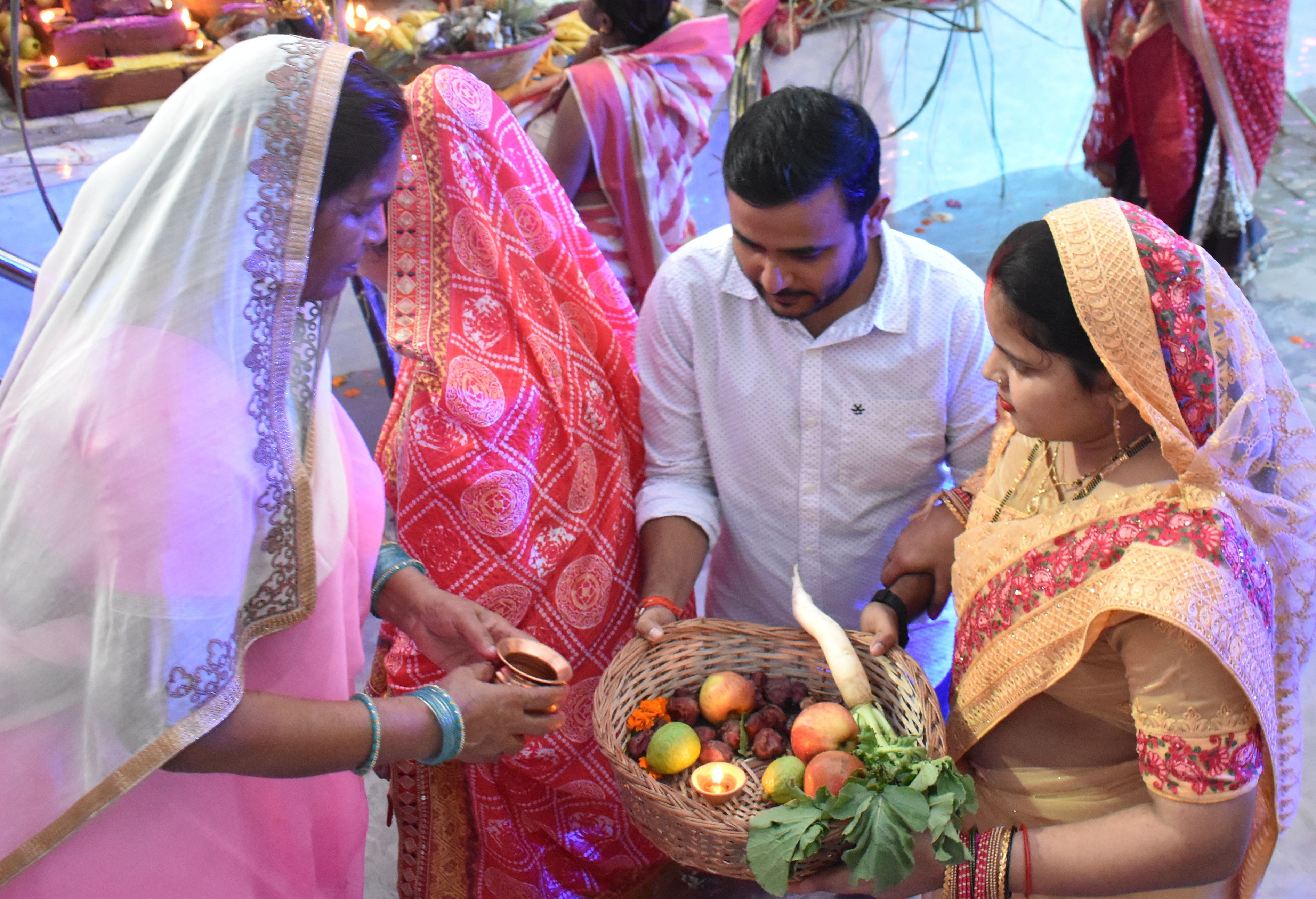 आवास विकास कालोनी स्थित चंद्रशेखर आजाद पार्क में छठ पूजा करती महिलाएं। संवाद