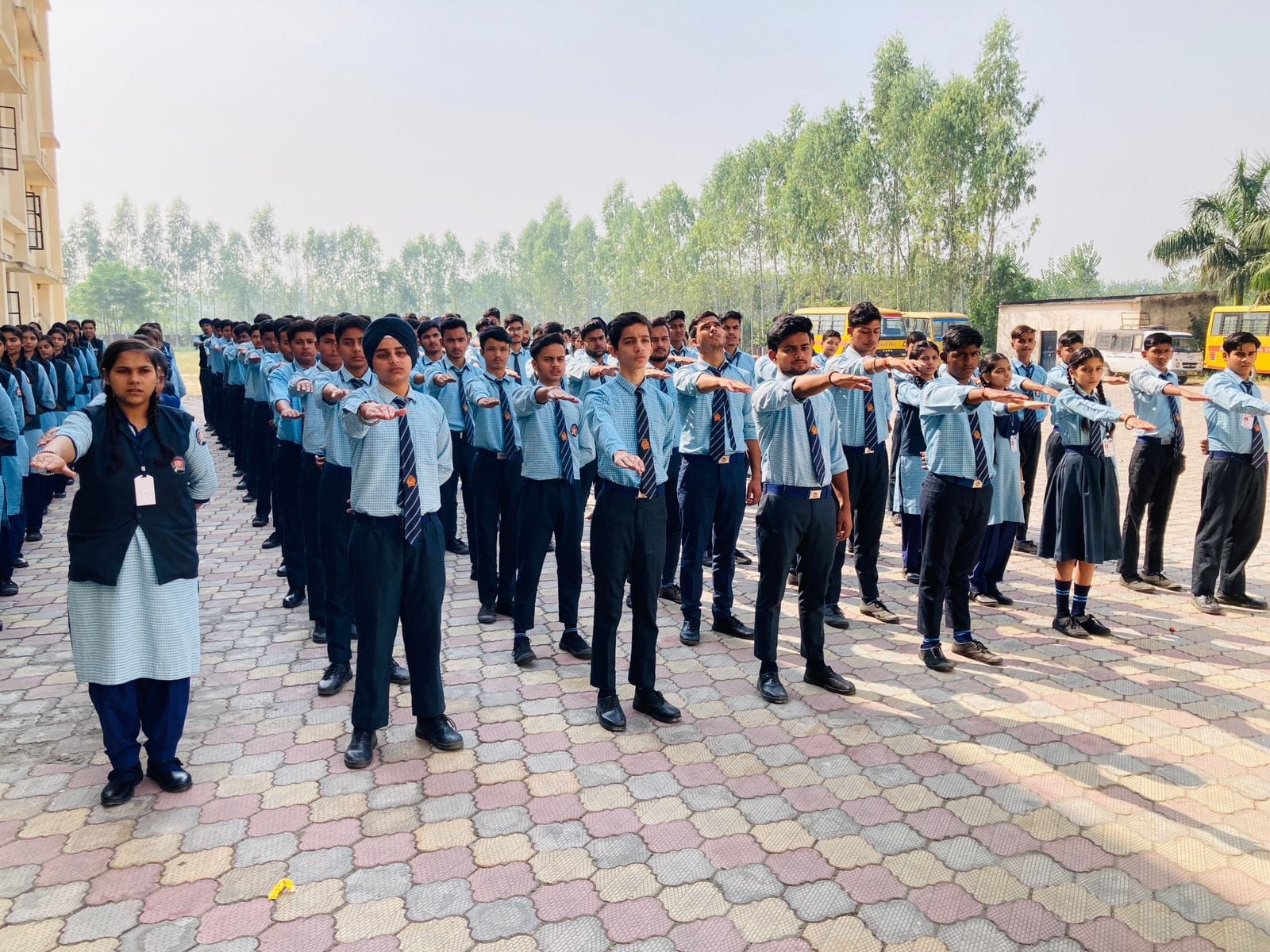 अंबेहटा में राष्ट्रीय एकता व स्वच्छता की शपथ लेते छात्र-छात्राएं अंबेहटा में राष्ट्रीय एकता व स्वच्छता की शपथ लेते छात्र-छात्राएं