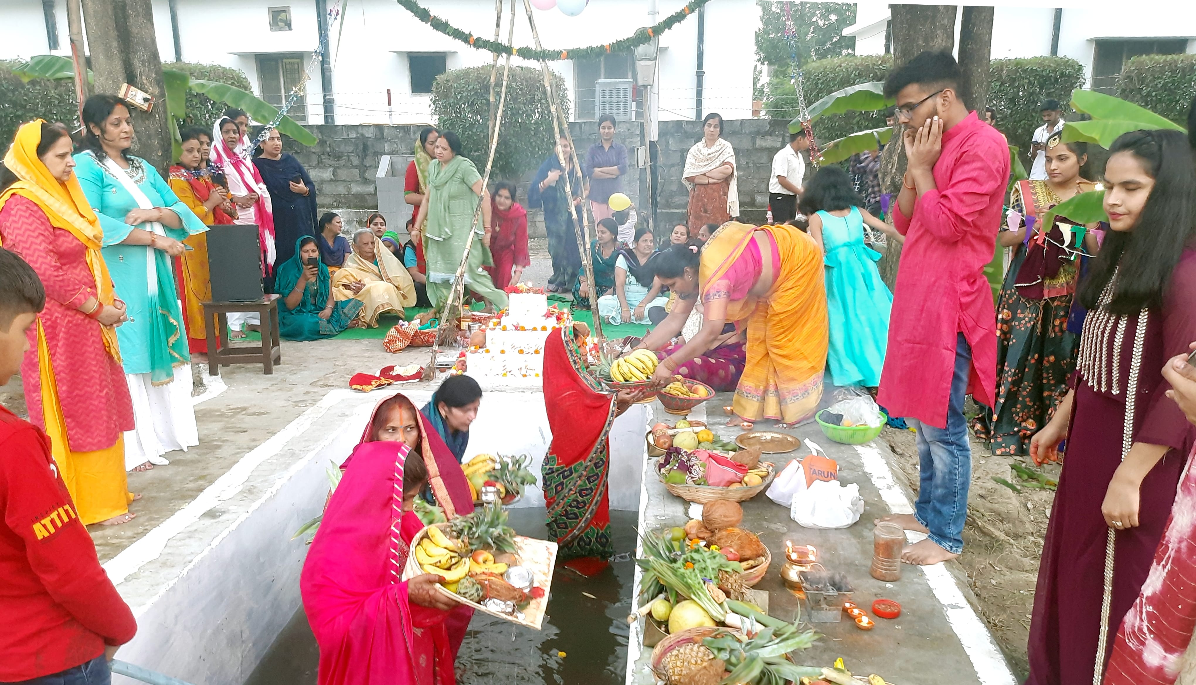 अफजलगढ़ द्वारिकेश शुगर मिल में परिसर पानी में खड़े होकर छठ पर्व पर सुर्यदेव की पूजा अर्चना करती म अफजलगढ़ द्वारिकेश शुगर मिल में परिसर पानी में खड़े होकर छठ पर्व पर सुर्यदेव की पूजा अर्चना करती म