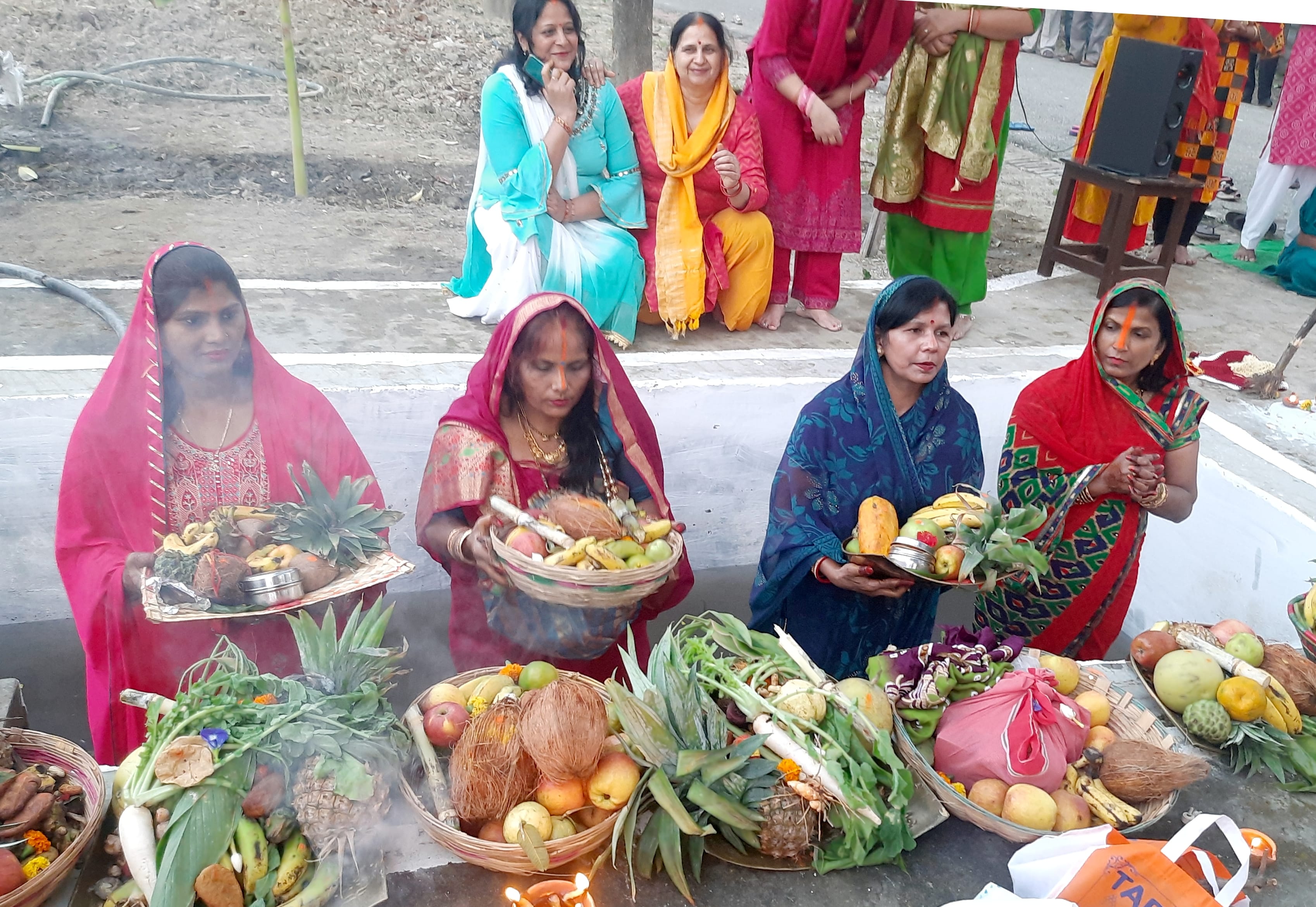 अफजलगढ़ द्वारिकेश शुगर मिल में परिसर पानी में खड़े होकर छठ पर्व पर सुर्यदेव की पूजा अर्चना करती म अफजलगढ़ द्वारिकेश शुगर मिल में परिसर पानी में खड़े होकर छठ पर्व पर सुर्यदेव की पूजा अर्चना करती म