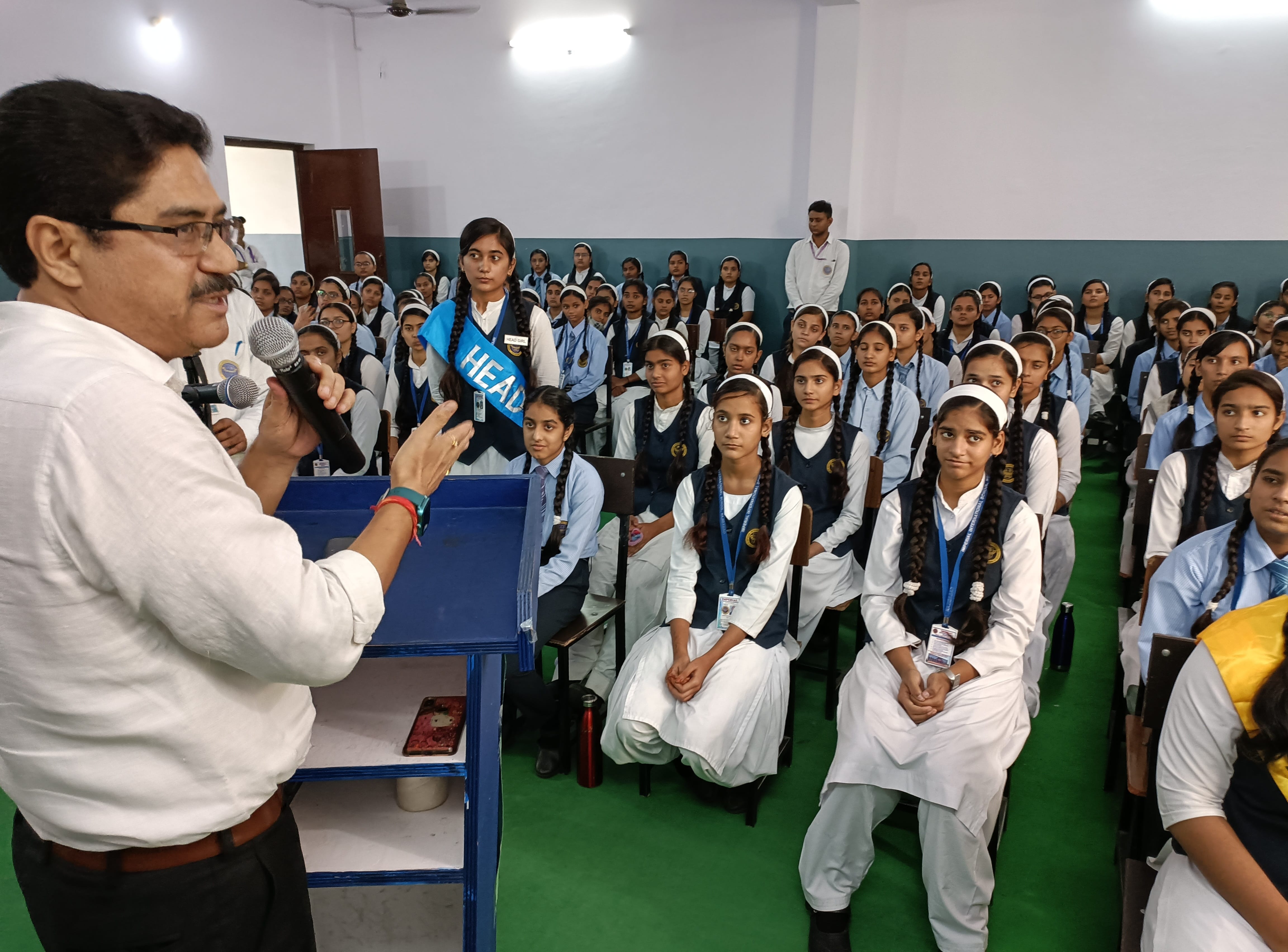 अपराजिता कार्यक्रम में बोलते एसडीएम विजय वर्धन तोमर। अपराजिता कार्यक्रम में बोलते एसडीएम विजय वर्धन तोमर।
