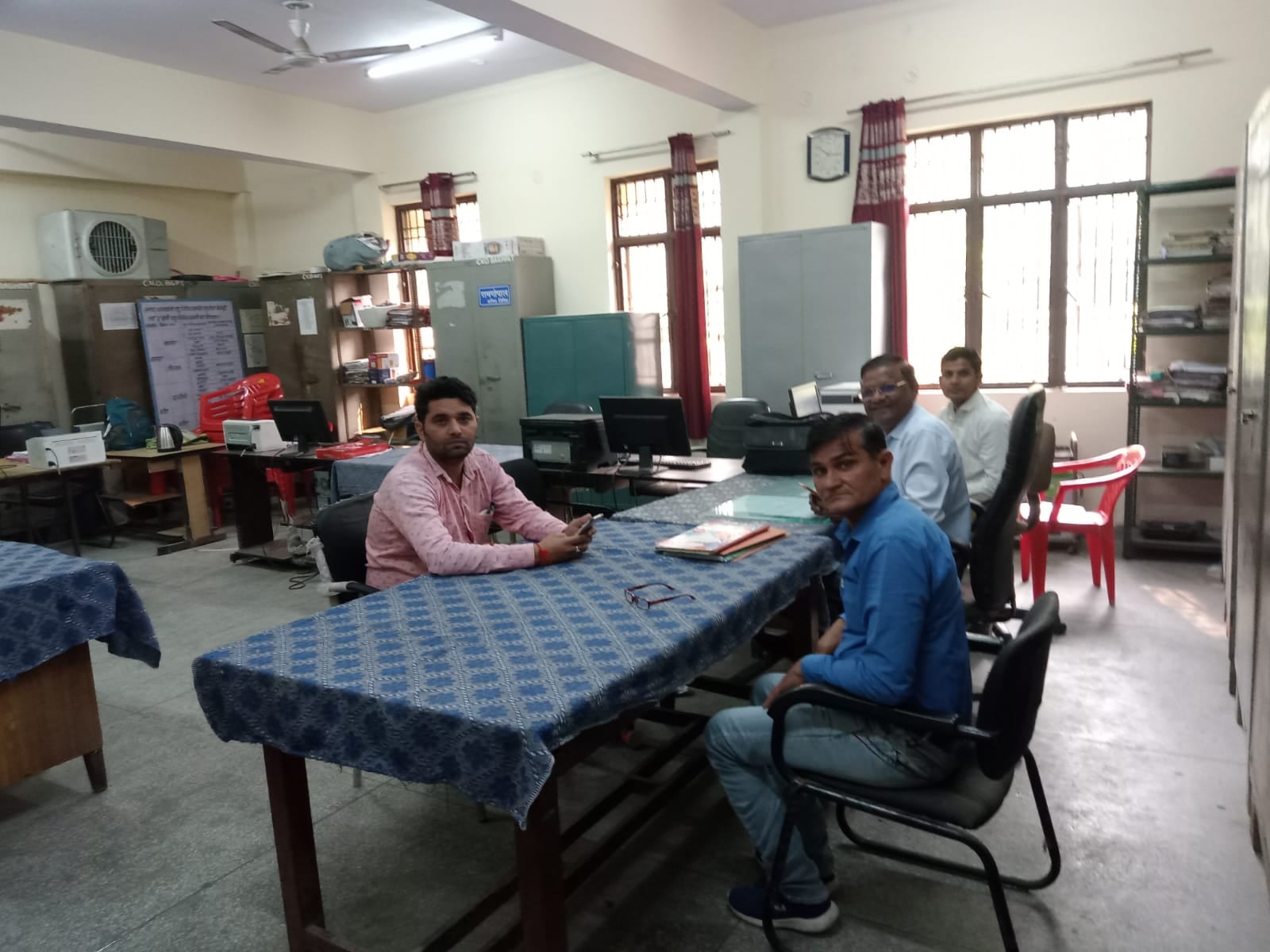 बागपत विकास भवन में आपस में वार्ता करते कर्मचारी बागपत विकास भवन में आपस में वार्ता करते कर्मचारी