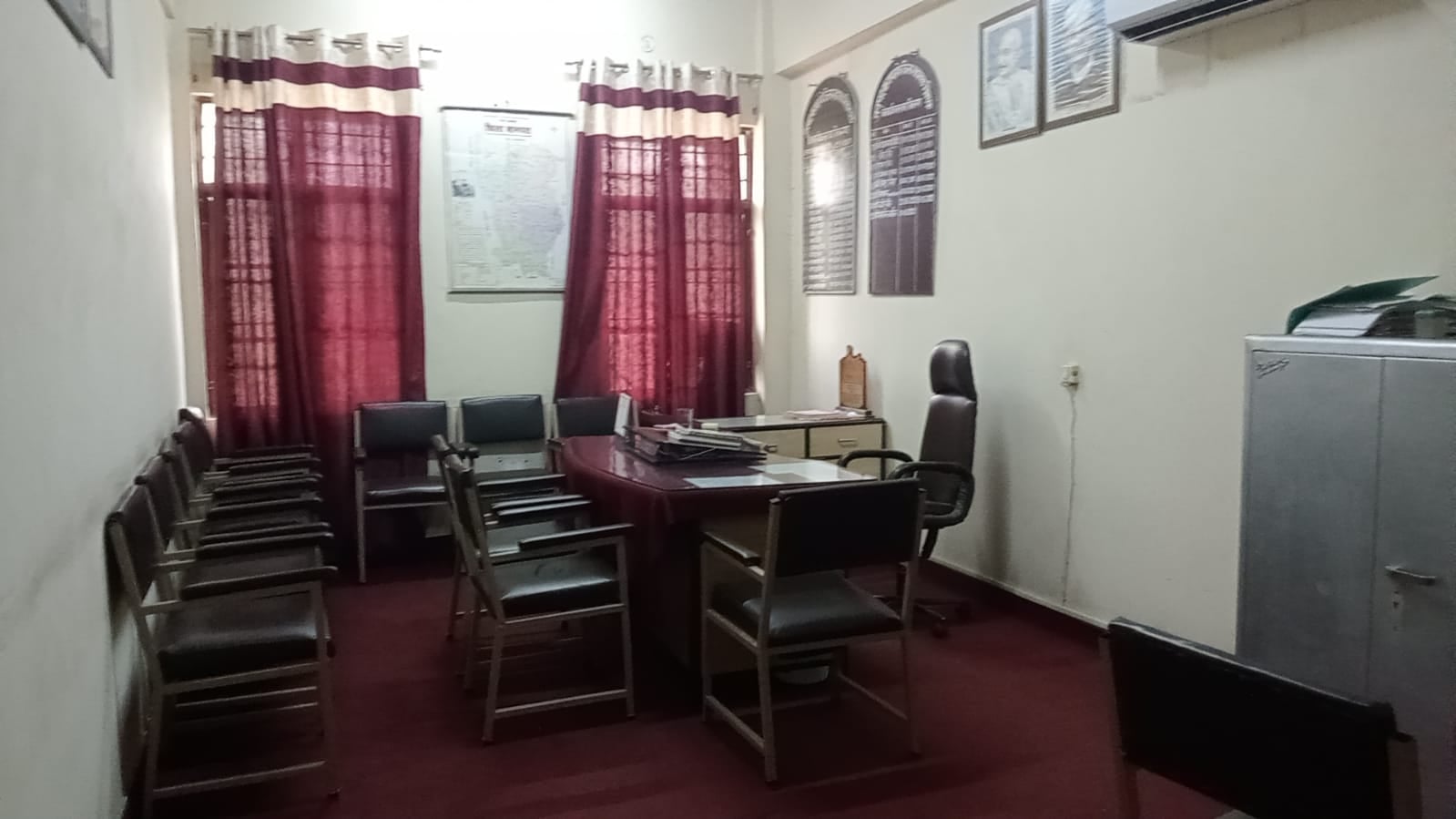 बागपत विकास भवन स्थित खाली पड़ी एआर कॉपरेटिव की कुर्सी बागपत विकास भवन स्थित खाली पड़ी एआर कॉपरेटिव की कुर्सी