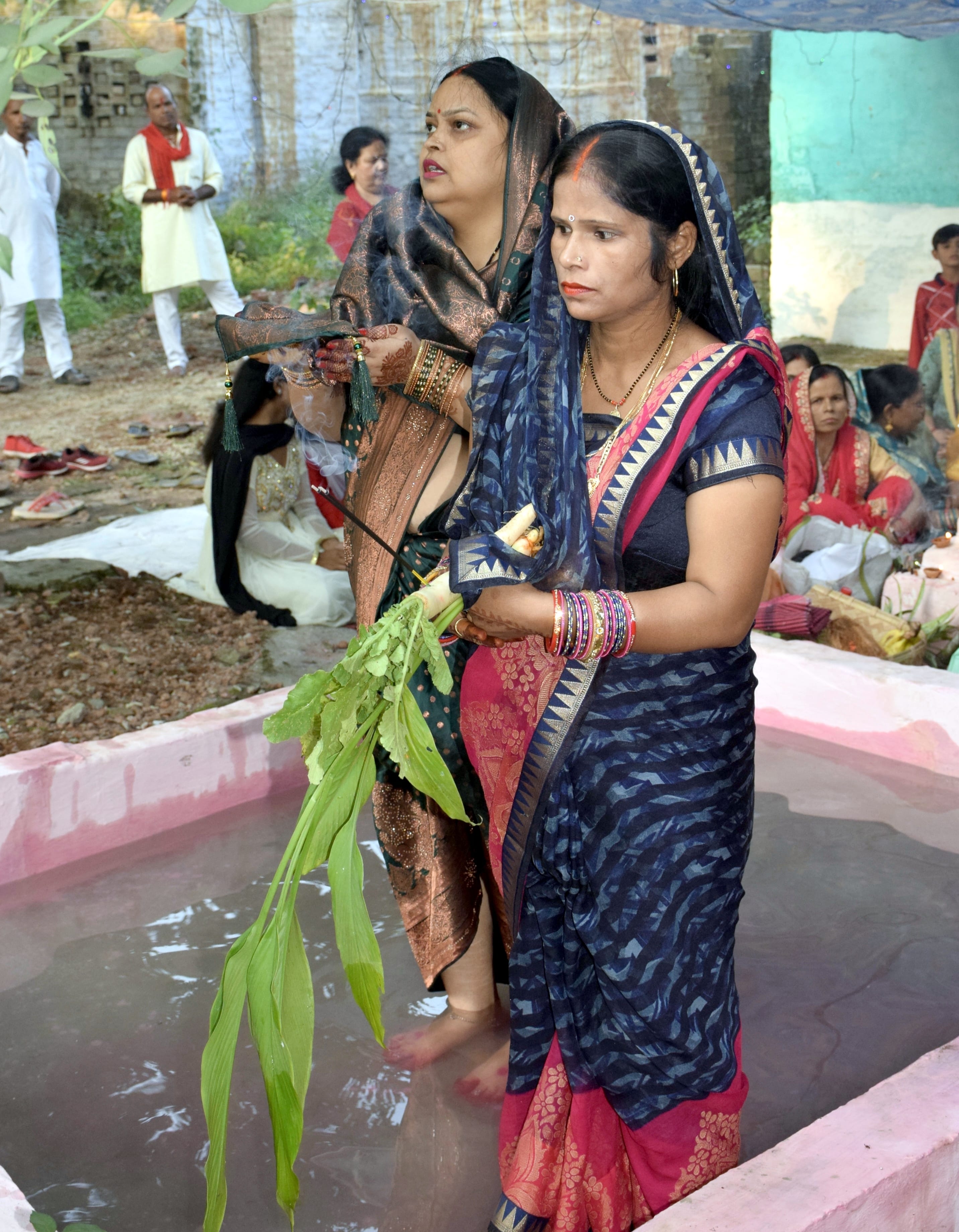 बिजनार में कुटिया कालोनी में छठ पूजा के दौरान सूर्य देव की आराधना करती महिला श्रृद्धालु। बिजनार में कुटिया कालोनी में छठ पूजा के दौरान सूर्य देव की आराधना करती महिला श्रृद्धालु।