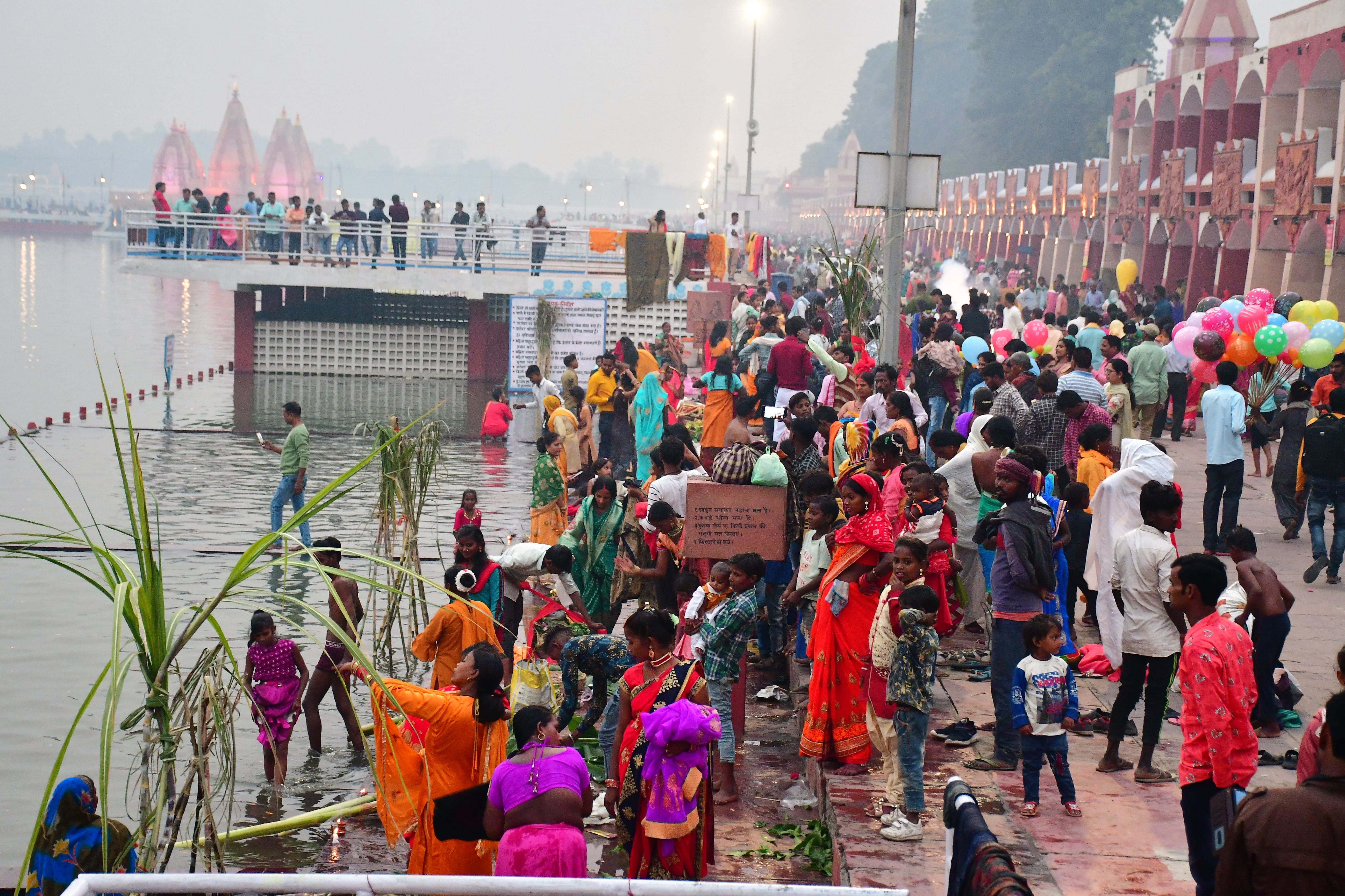 छठ पूजा के दौरान ब्रह्मसरोवर में मौजूद पूर्वंवाचल समाज के लोग। संवाद छठ पूजा के दौरान ब्रह्मसरोवर में मौजूद पूर्वंवाचल समाज के लोग। संवाद