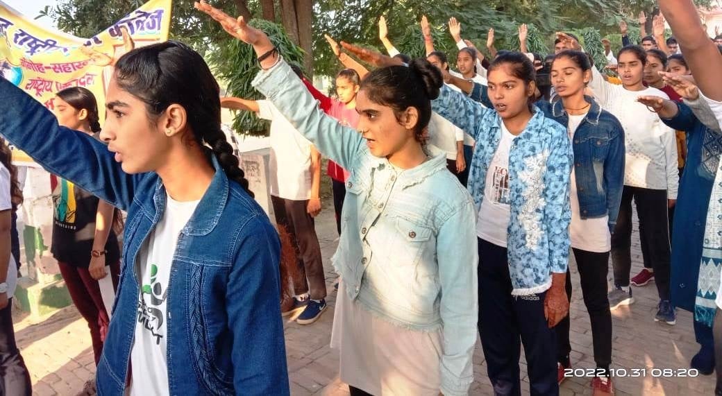 गंगोह के हिंदू राष्ट्रीय इंटर कालेज में राष्ट्रीय एकता की शपथ लेते बच्चें गंगोह के हिंदू राष्ट्रीय इंटर कालेज में राष्ट्रीय एकता की शपथ लेते बच्चें