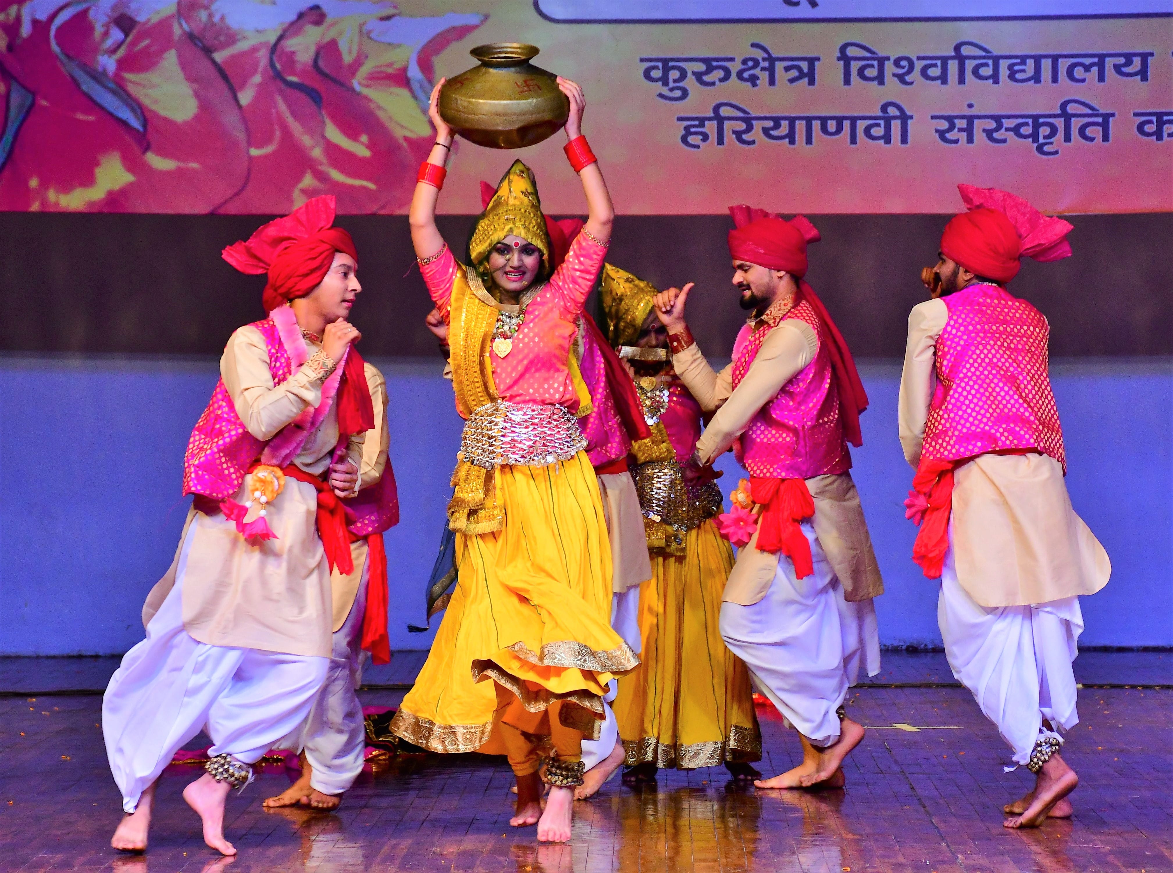 ग्रुप डांस रसिया की प्रस्तुति देते आर के एसडी कॉलेज कैथल के कलाकार। संवाद ग्रुप डांस रसिया की प्रस्तुति देते आर के एसडी कॉलेज कैथल के कलाकार। संवाद