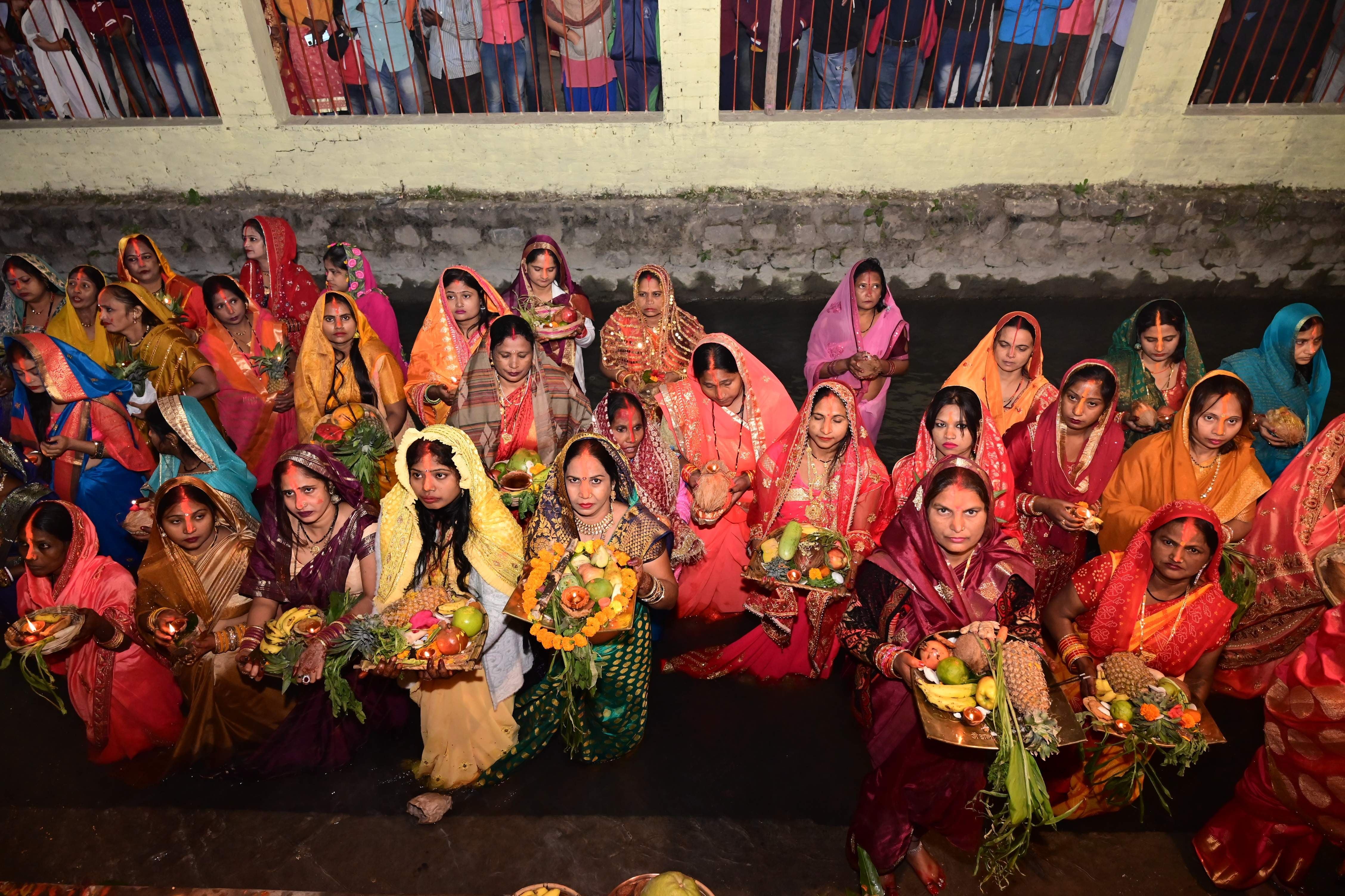हल्द्वानी सुशीला तिवारी अस्पातल के पास स्थित छठ पूजा स्थल पर उगते सूर्य को अर्घ्य देती महिलाएं। हल्द्वानी सुशीला तिवारी अस्पातल के पास स्थित छठ पूजा स्थल पर उगते सूर्य को अर्घ्य देती महिलाएं।