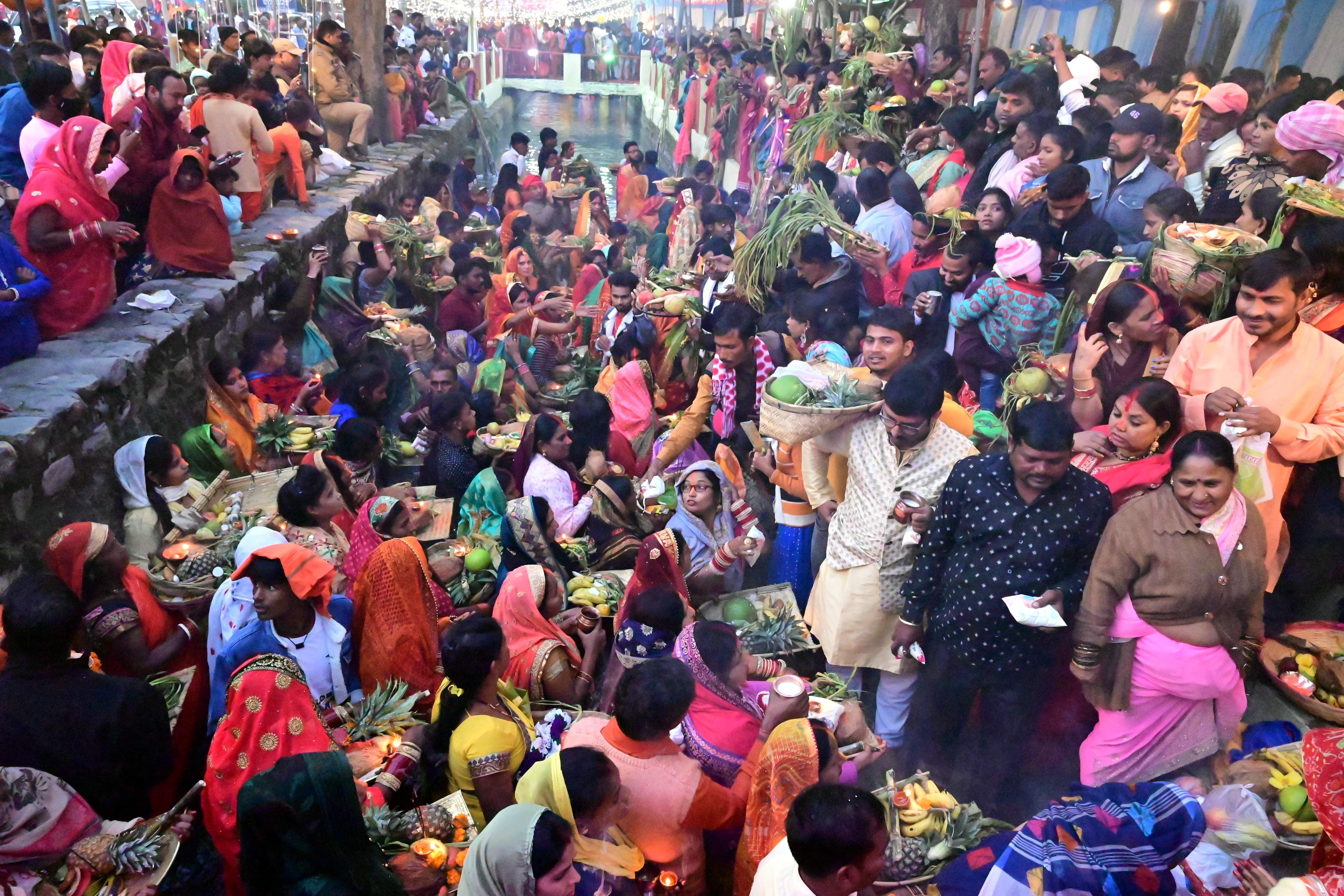 हल्द्वानी सुशीला तिवारी अस्पातल के पास स्थित छठ पूजा स्थल पर उगते सूर्य का अर्ध्य देती महिलाएं। हल्द्वानी सुशीला तिवारी अस्पातल के पास स्थित छठ पूजा स्थल पर उगते सूर्य का अर्ध्य देती महिलाएं।