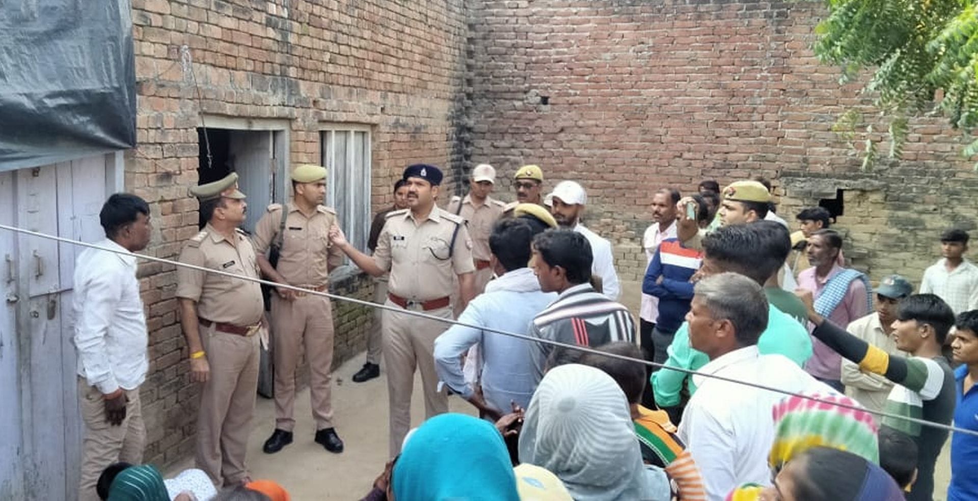 कनुआखेड़ा गांव में महिला की हत्या के बारे में जानकारी लेते एसपी देहात सिद्घार्थ वर्मा। संवाद कनुआखेड़ा गांव में महिला की हत्या के बारे में जानकारी लेते एसपी देहात सिद्घार्थ वर्मा। संवाद